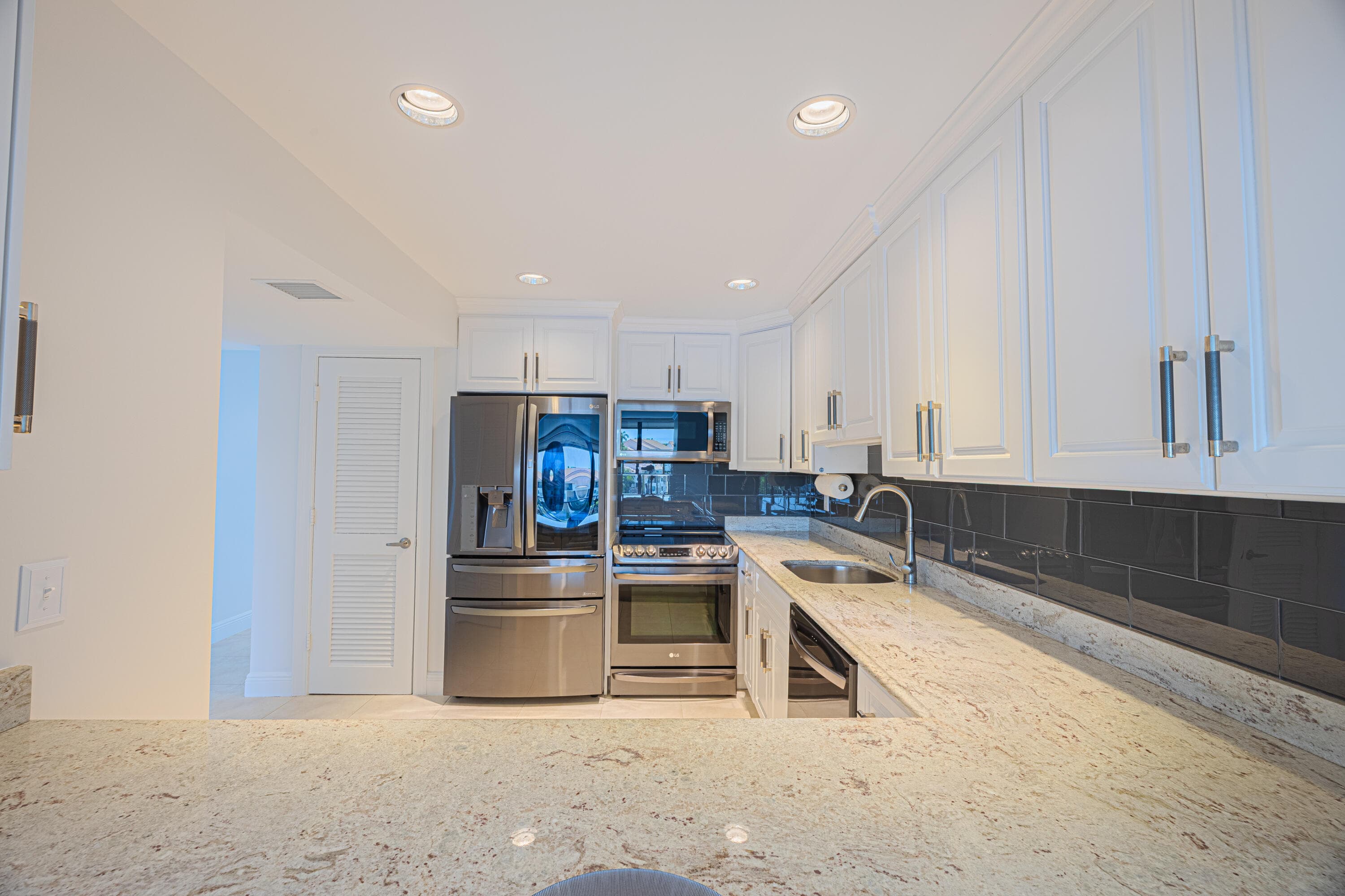 801 Palm Trail 9, Delray Beach, FL 33483 — photo 7 of 36