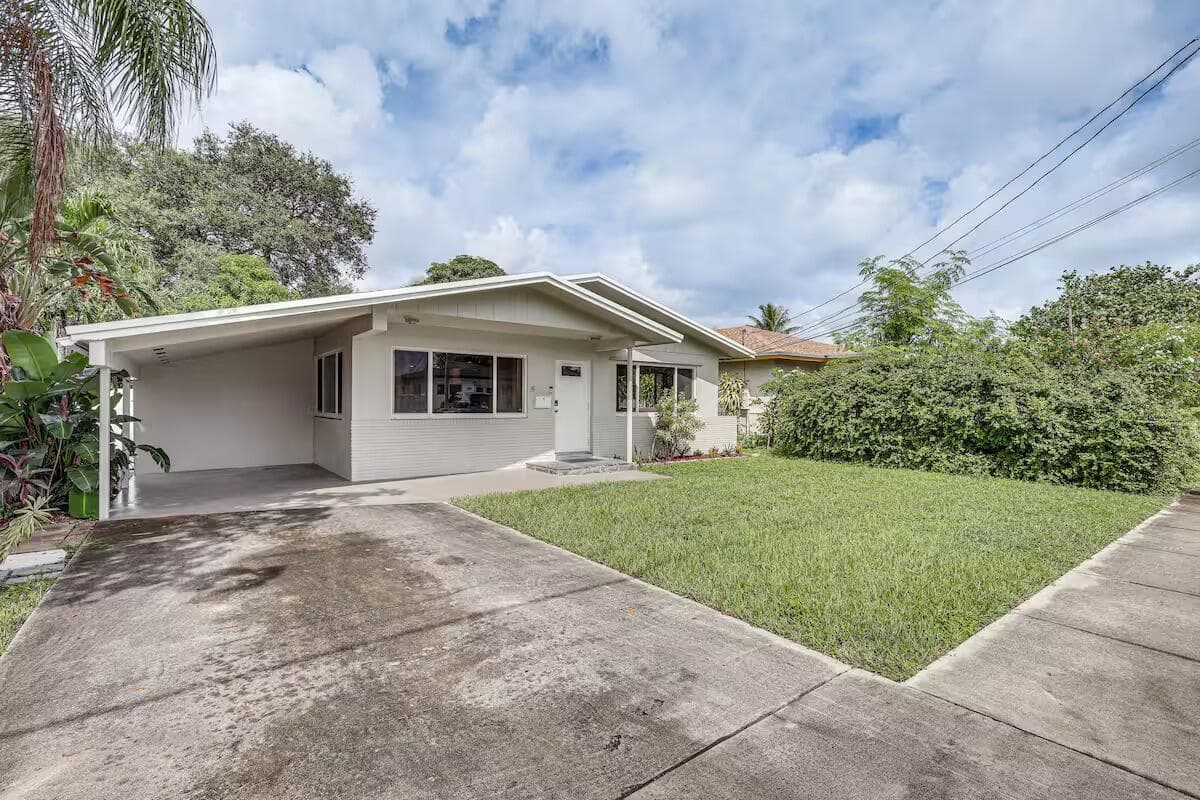 124 SW 2nd Street, Hallandale Beach, FL 33009 — photo 2 of 30