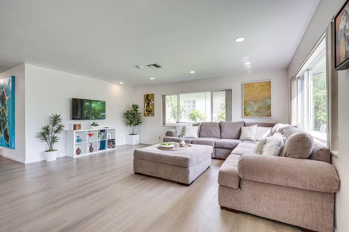 124 SW 2nd Street, Hallandale Beach, FL 33009 — photo 4 of 30