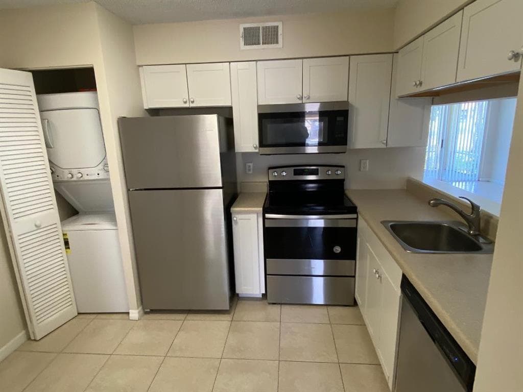 7108 Glenmoor Drive 7108, West Palm Beach, FL 33409 — photo 3 of 16