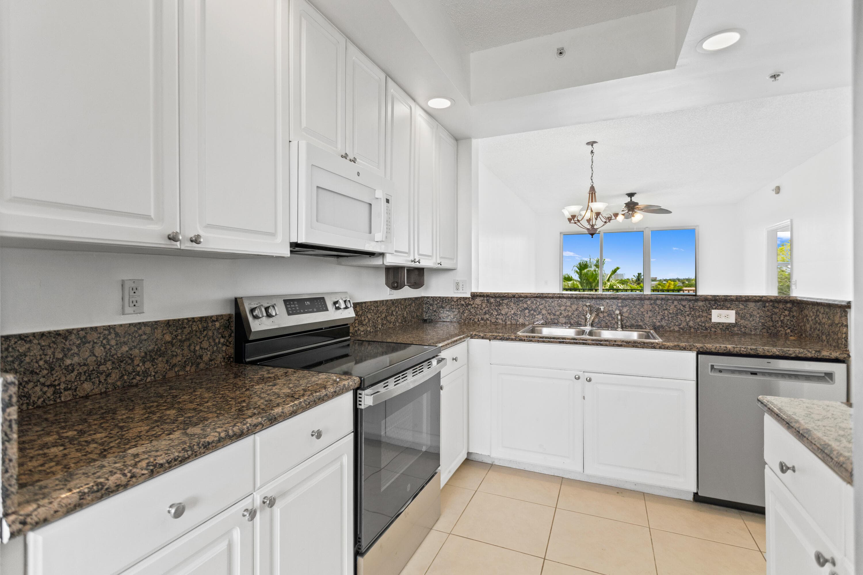 27 Royal Palm Way 503, Boca Raton, FL 33432 — photo 11 of 37