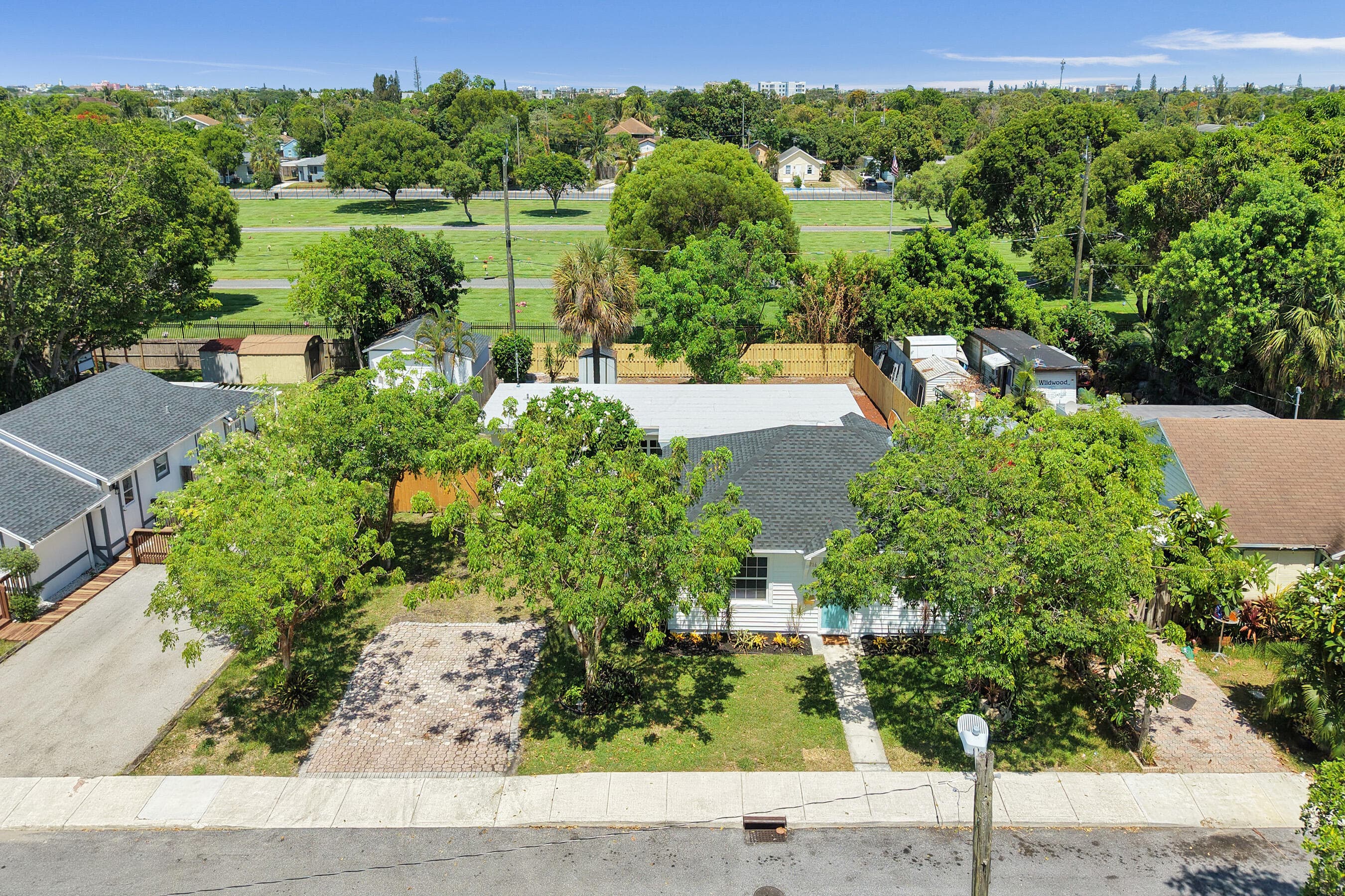 716 S Pine Street, Lake Worth Beach, FL 33460 — photo 4 of 49