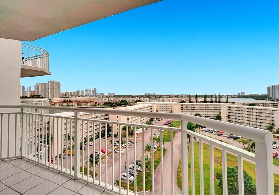 18031 Biscayne Boulevard 1004, Aventura, FL 33160 — photo 5 of 10