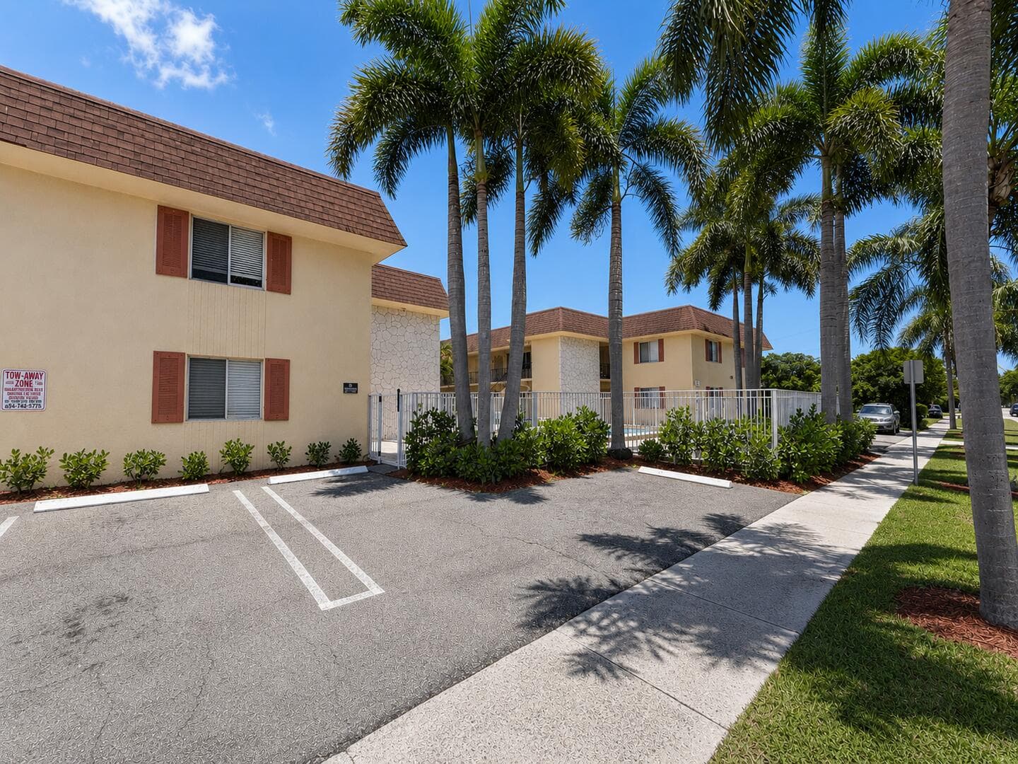 515 S Sequoia Drive 105, West Palm Beach, FL 33409 — photo 2 of 8