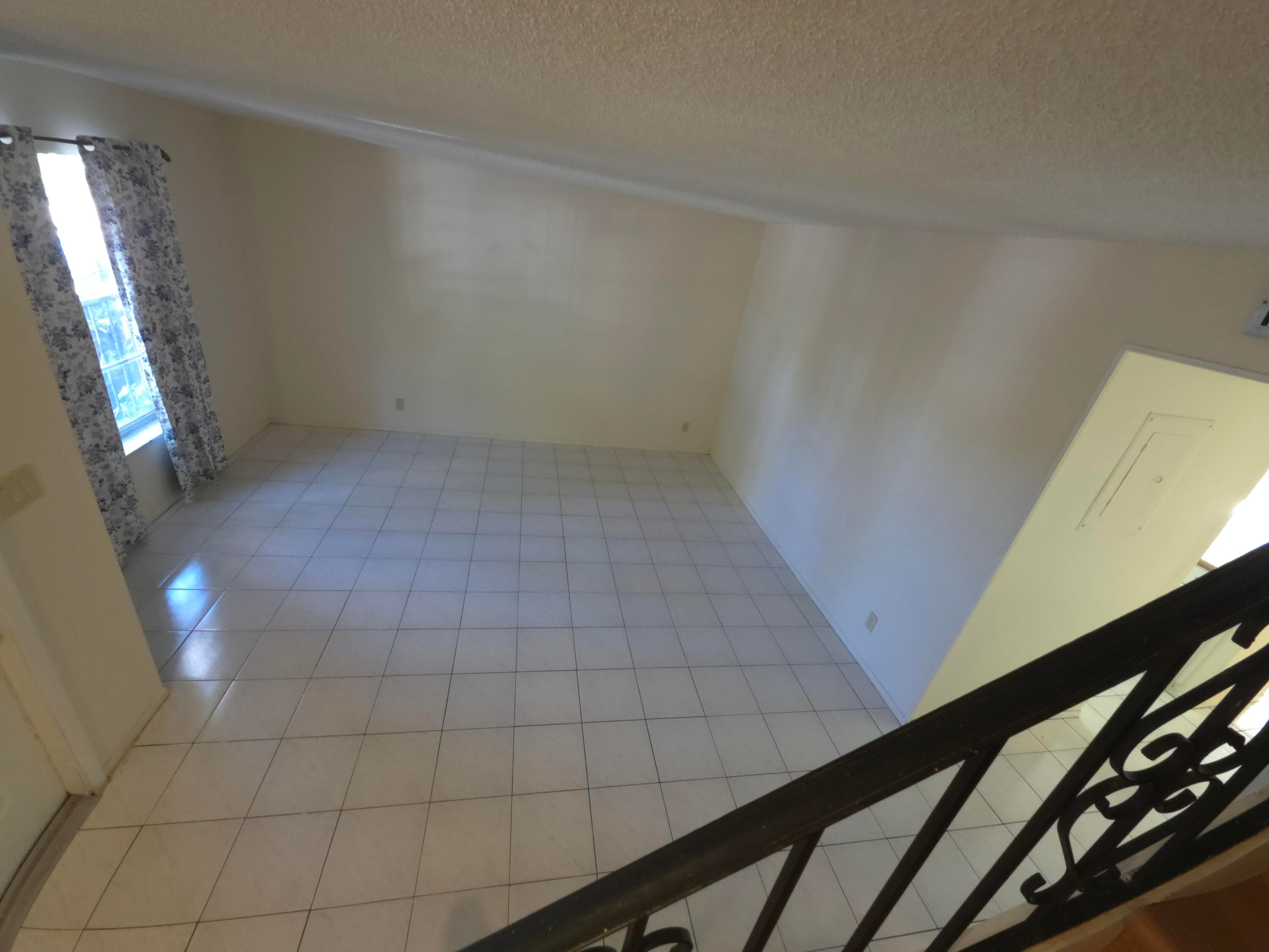 Townhouse in Hallandale Beach — photo 4 of 14