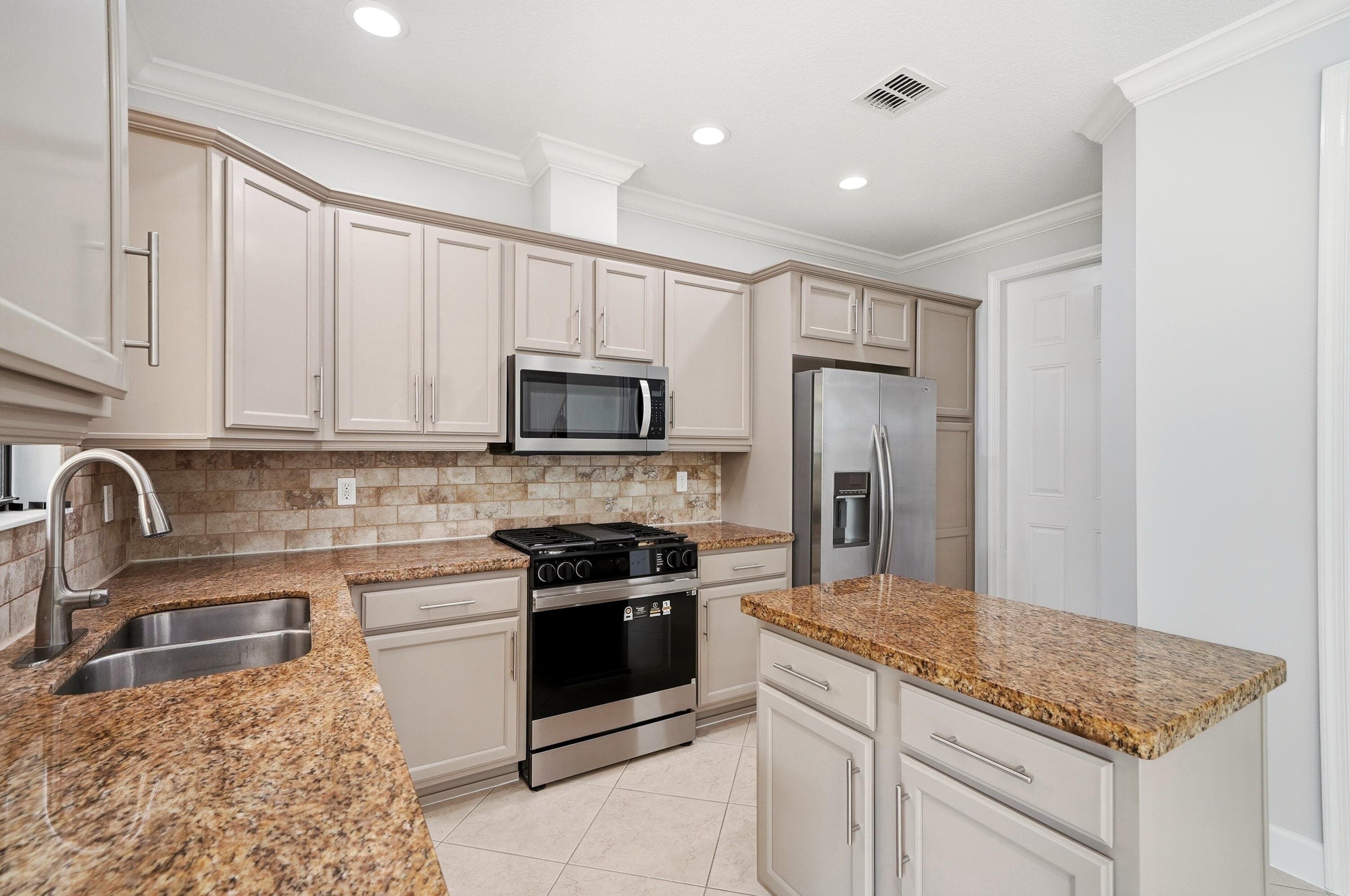 3390 NW 125th Avenue, Sunrise, FL 33323 — photo 9 of 41