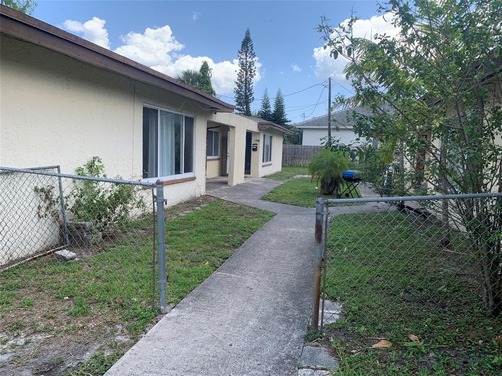 Triplex in Lauderhill — photo 5 of 17