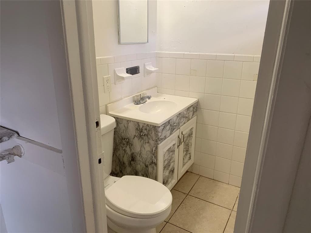 Triplex in Lauderhill — photo 10 of 17