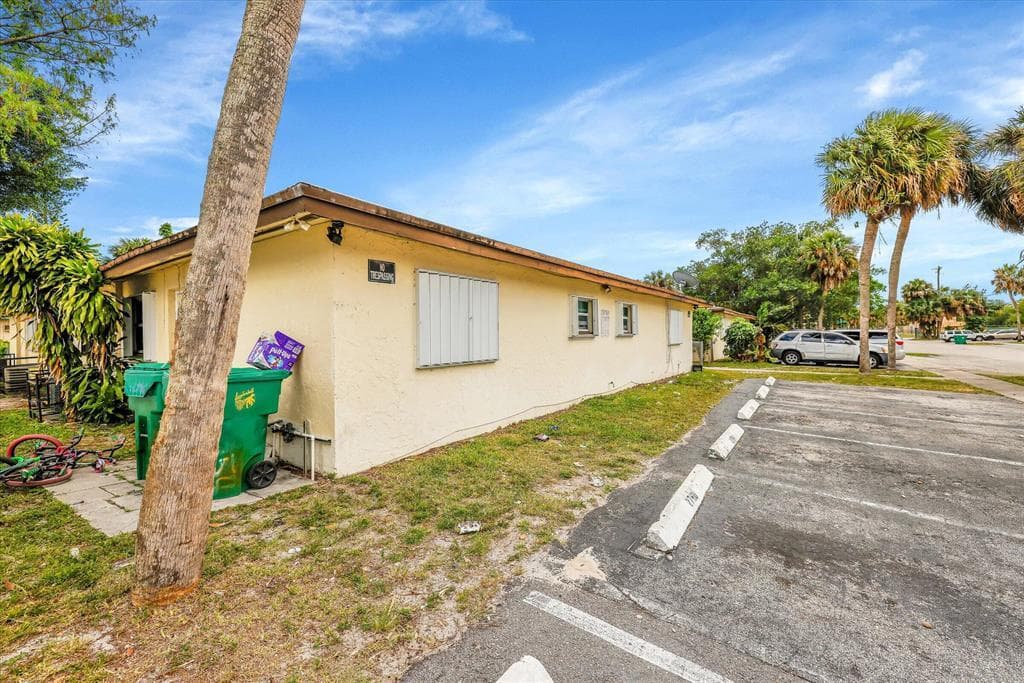 Triplex in Lauderhill — photo 15 of 17