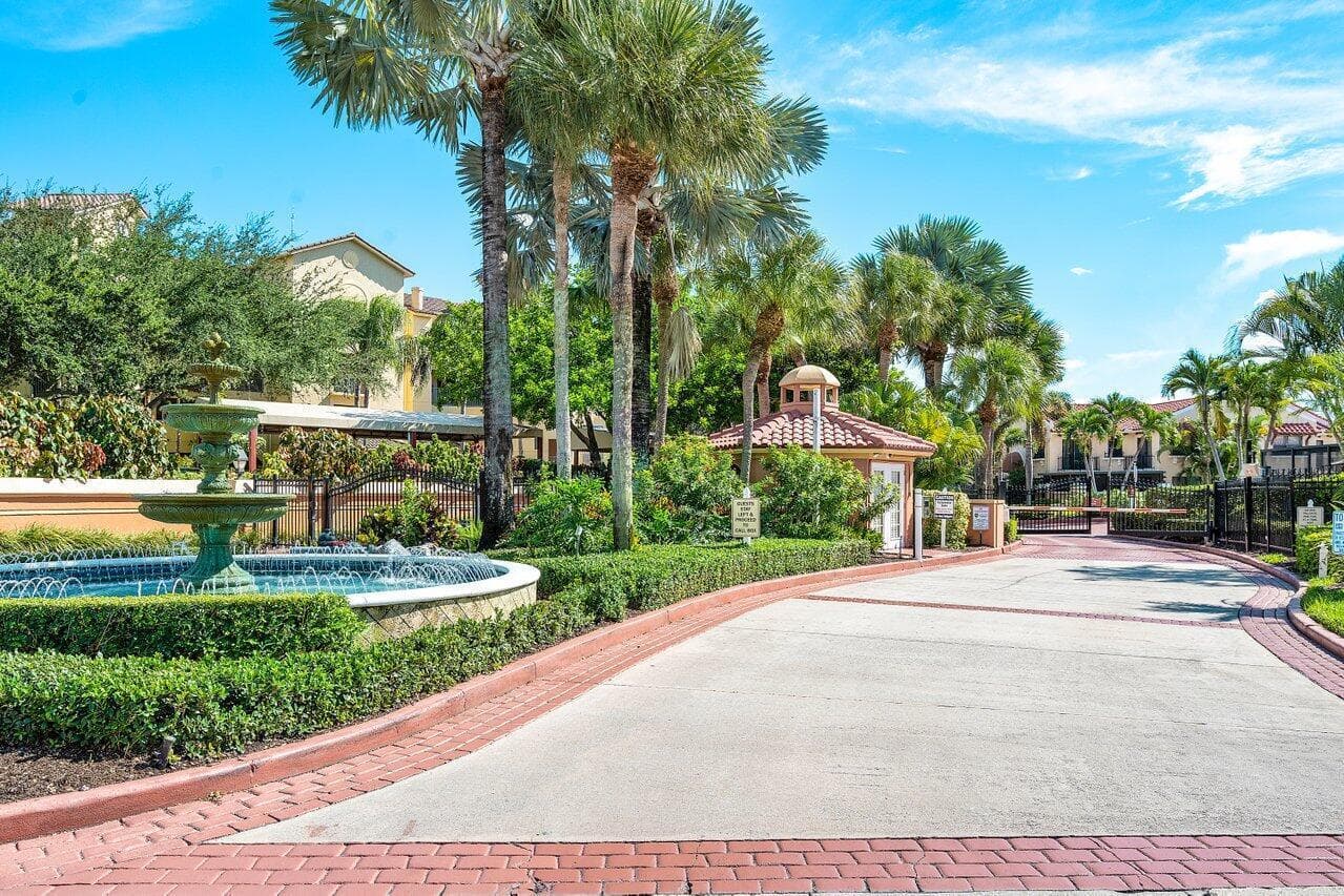 300 Uno Lago Drive 304, Juno Beach, FL 33408 — photo 2 of 24