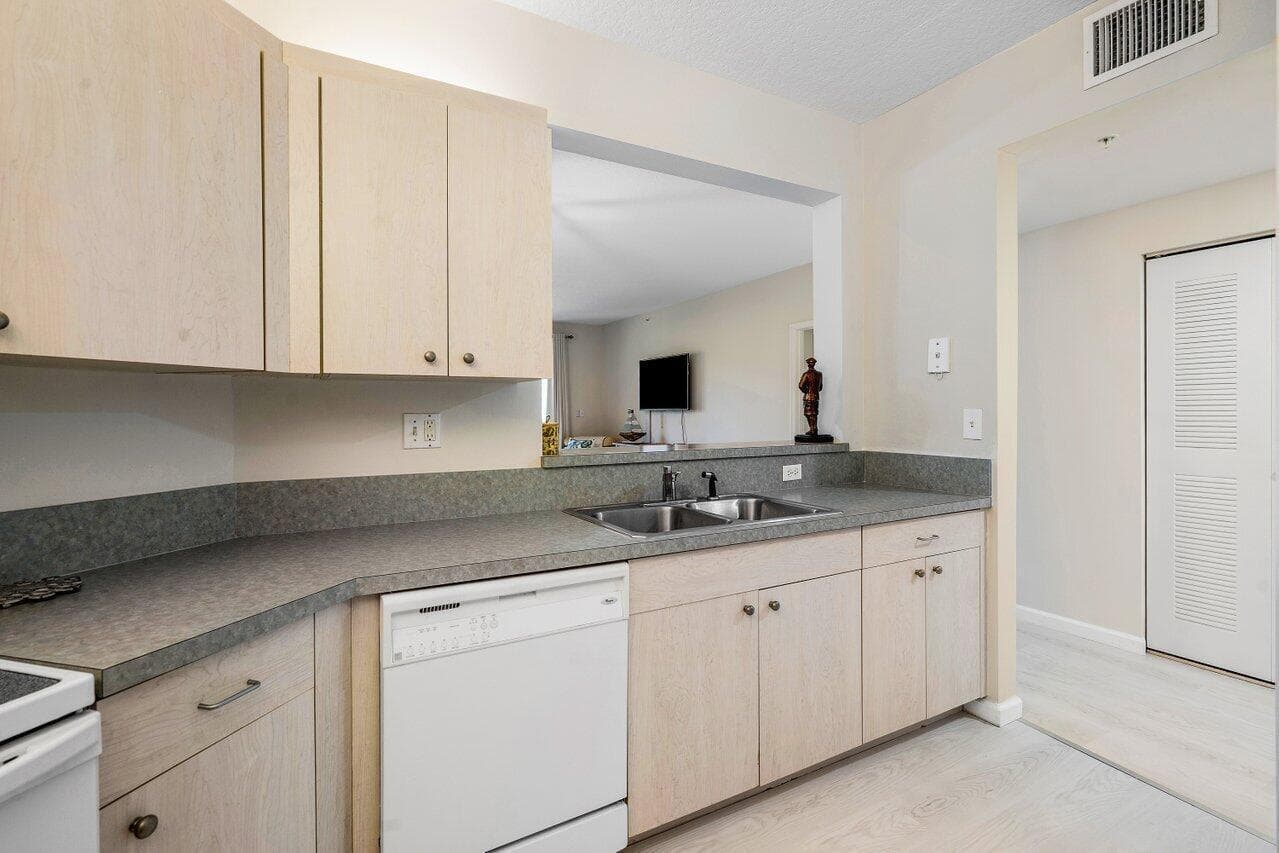 300 Uno Lago Drive 304, Juno Beach, FL 33408 — photo 11 of 24