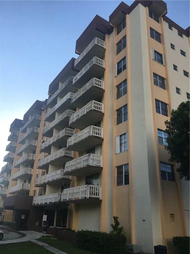 15600 NW 7th Avenue 421, Miami, FL 33169 — photo 1 of 10