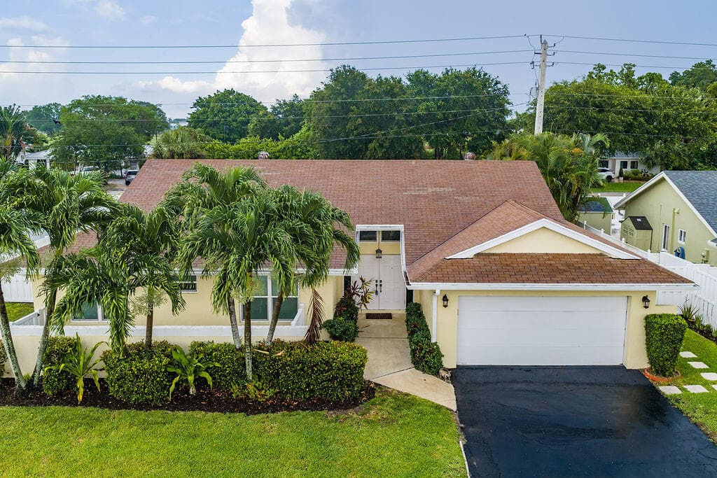 433 SW 27th Avenue, Delray Beach, FL 33445 — photo 1 of 51