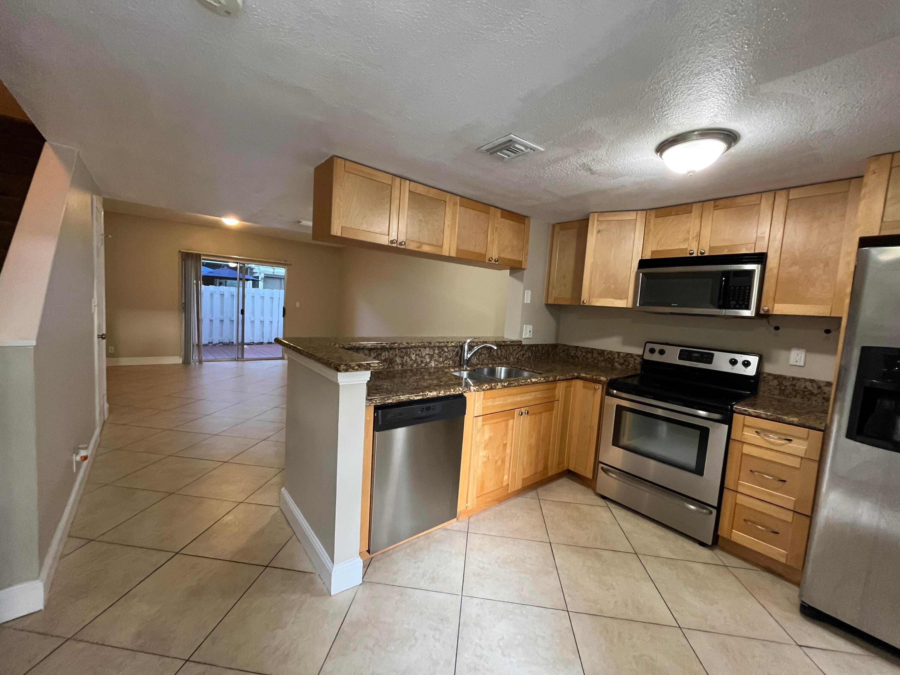 2589 NE 15th Street, Pompano Beach, FL 33062 — photo 8 of 39