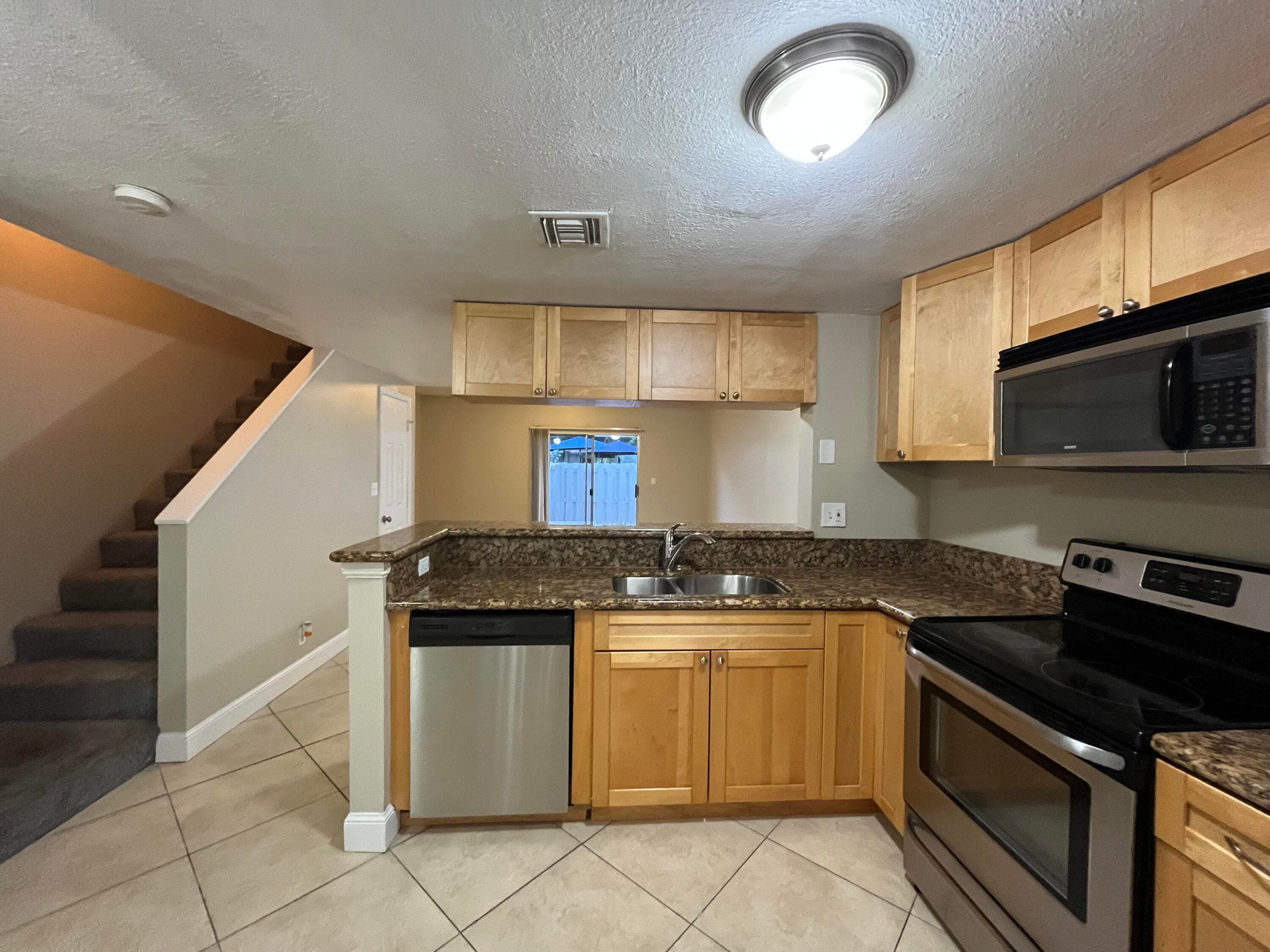 2589 NE 15th Street, Pompano Beach, FL 33062 — photo 10 of 39