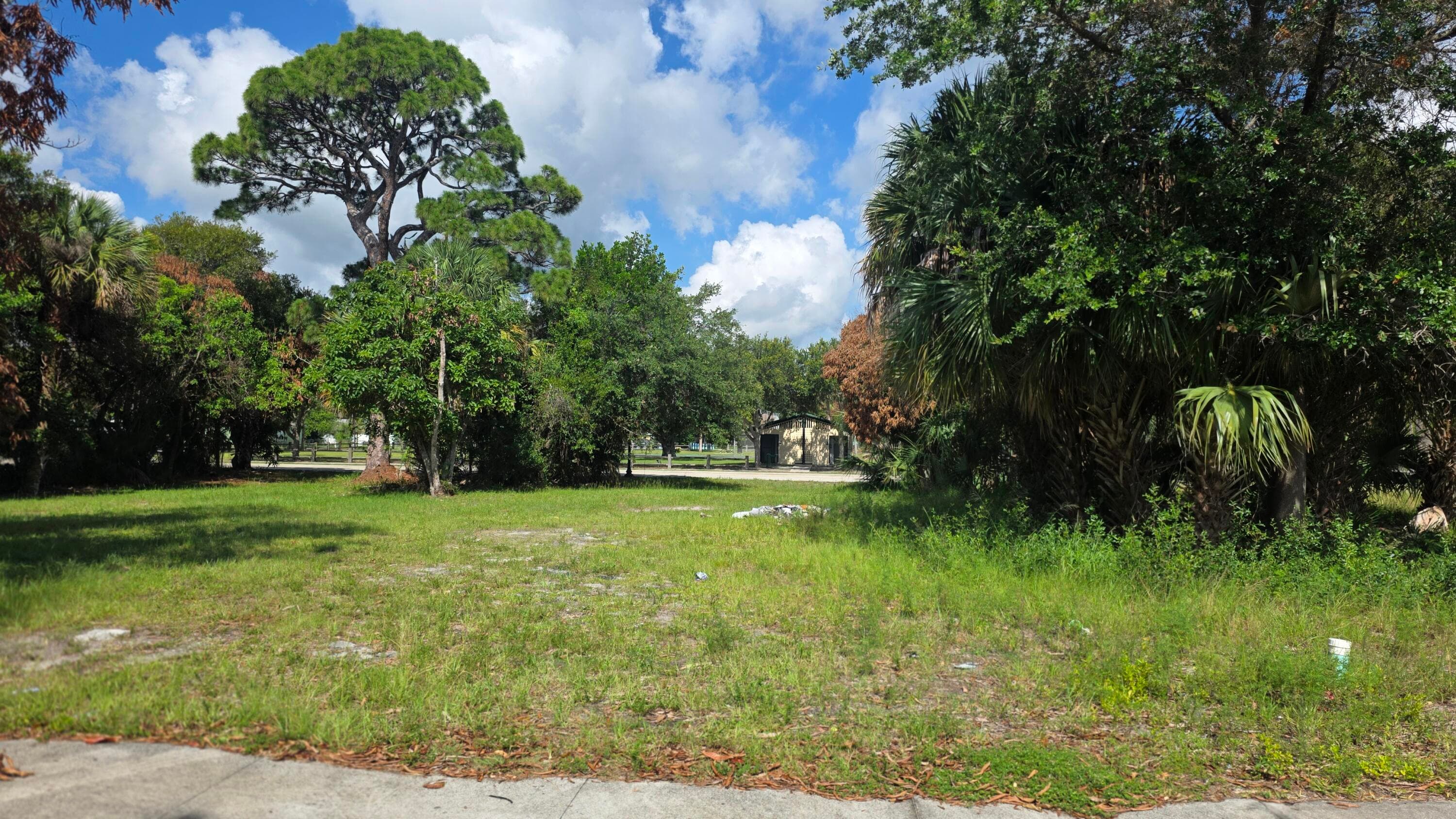 407 Dundas Court, Fort Pierce, FL 34950 — photo 4 of 9