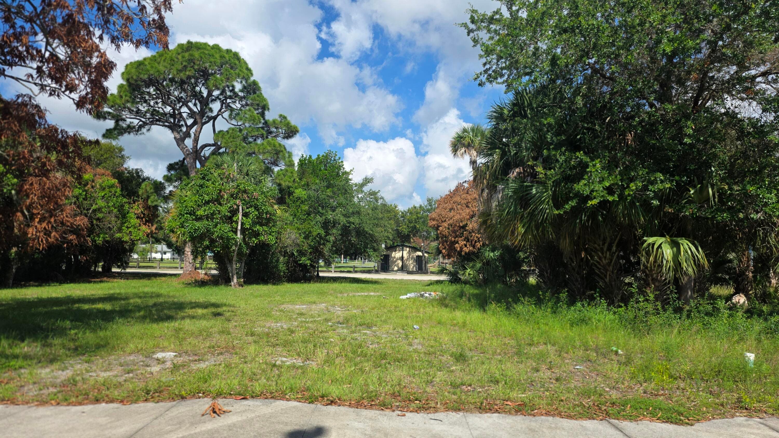 407 Dundas Court, Fort Pierce, FL 34950 — photo 5 of 9