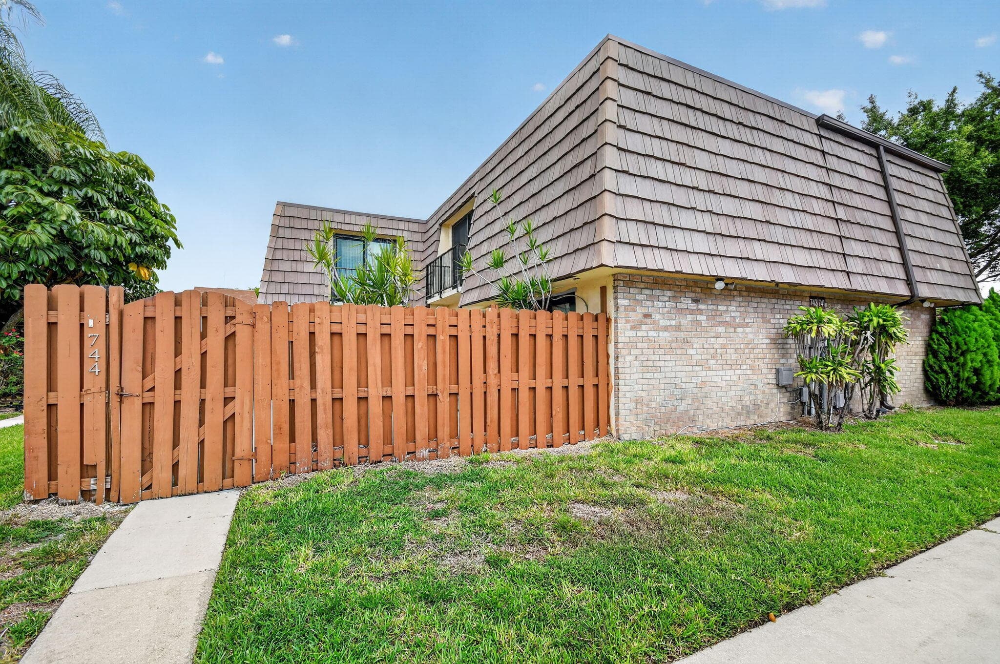 744 Springdale Circle, Palm Springs, FL 33461 — photo