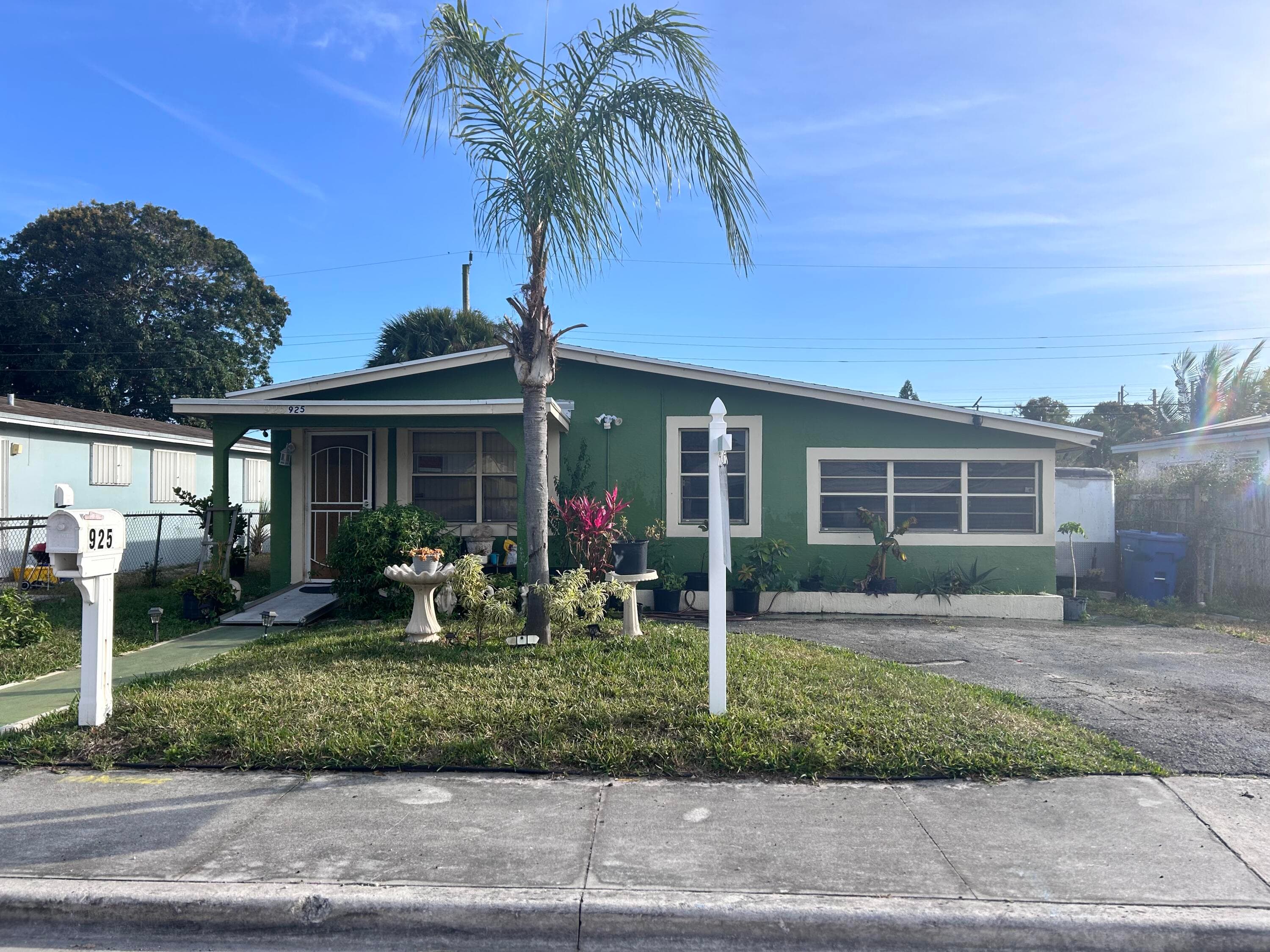 925 W 3rd Street, Riviera Beach, FL 33404 — photo 2 of 18
