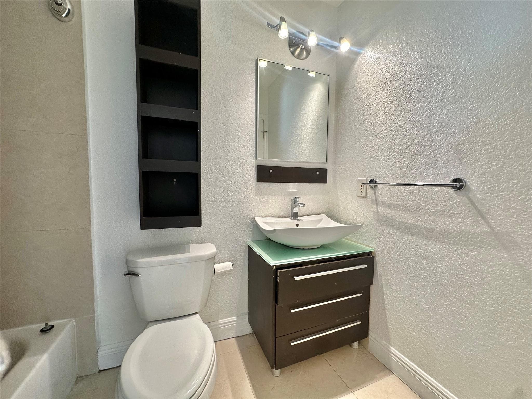 660 NE 11th Avenue 202, Fort Lauderdale, FL 33304 — photo 11 of 18