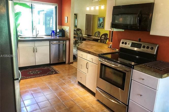 414 NE 195th Street 414, Miami, FL 33179 — photo 4 of 7