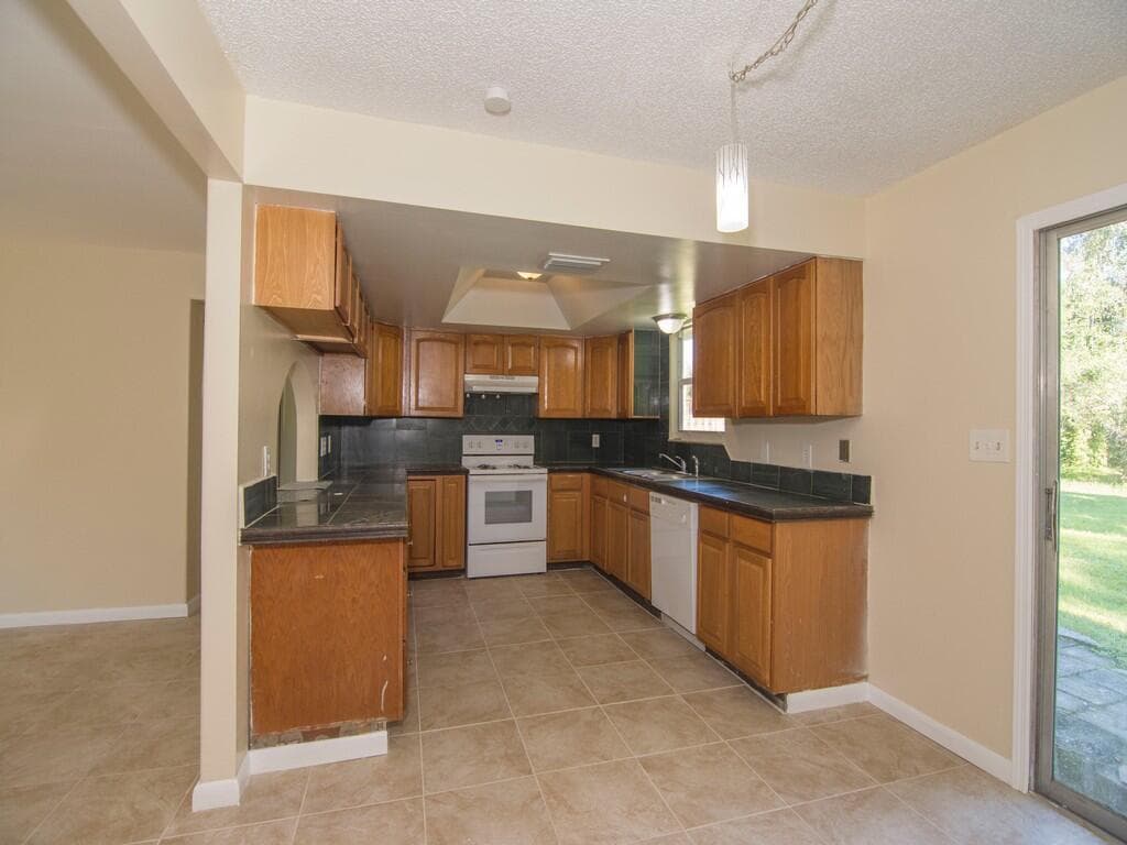 8604 Brookline Avenue, Fort Pierce, FL 34951 — photo 7 of 33