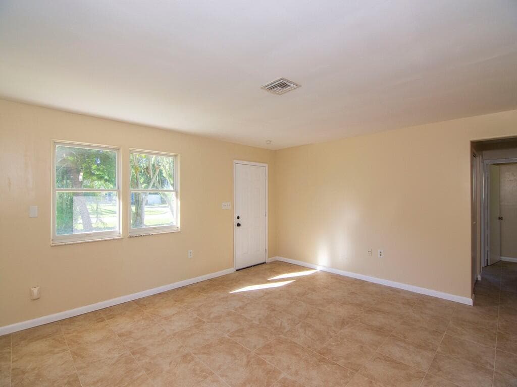 8604 Brookline Avenue, Fort Pierce, FL 34951 — photo 10 of 33