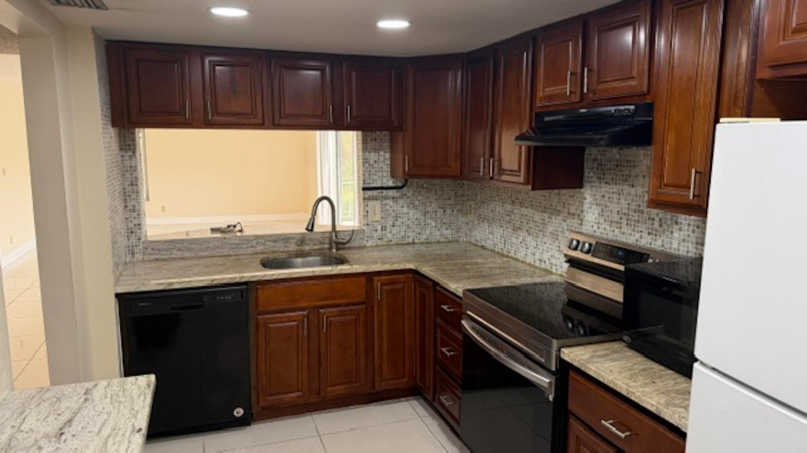 430 Commodore Drive 310, Plantation, FL 33325 — photo 1 of 8