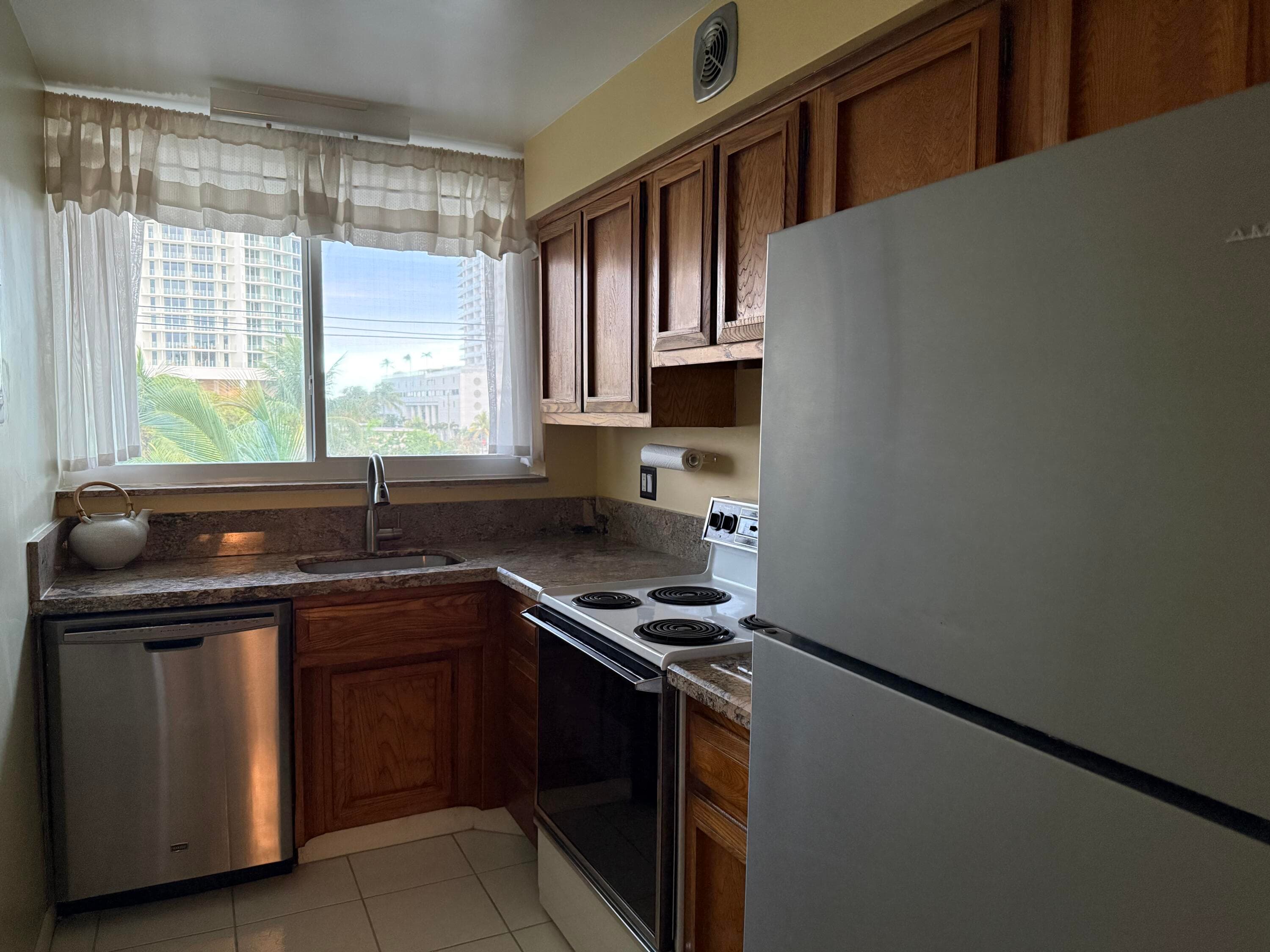 524 Orton Avenue 403, Fort Lauderdale, FL 33304 — photo 4 of 15