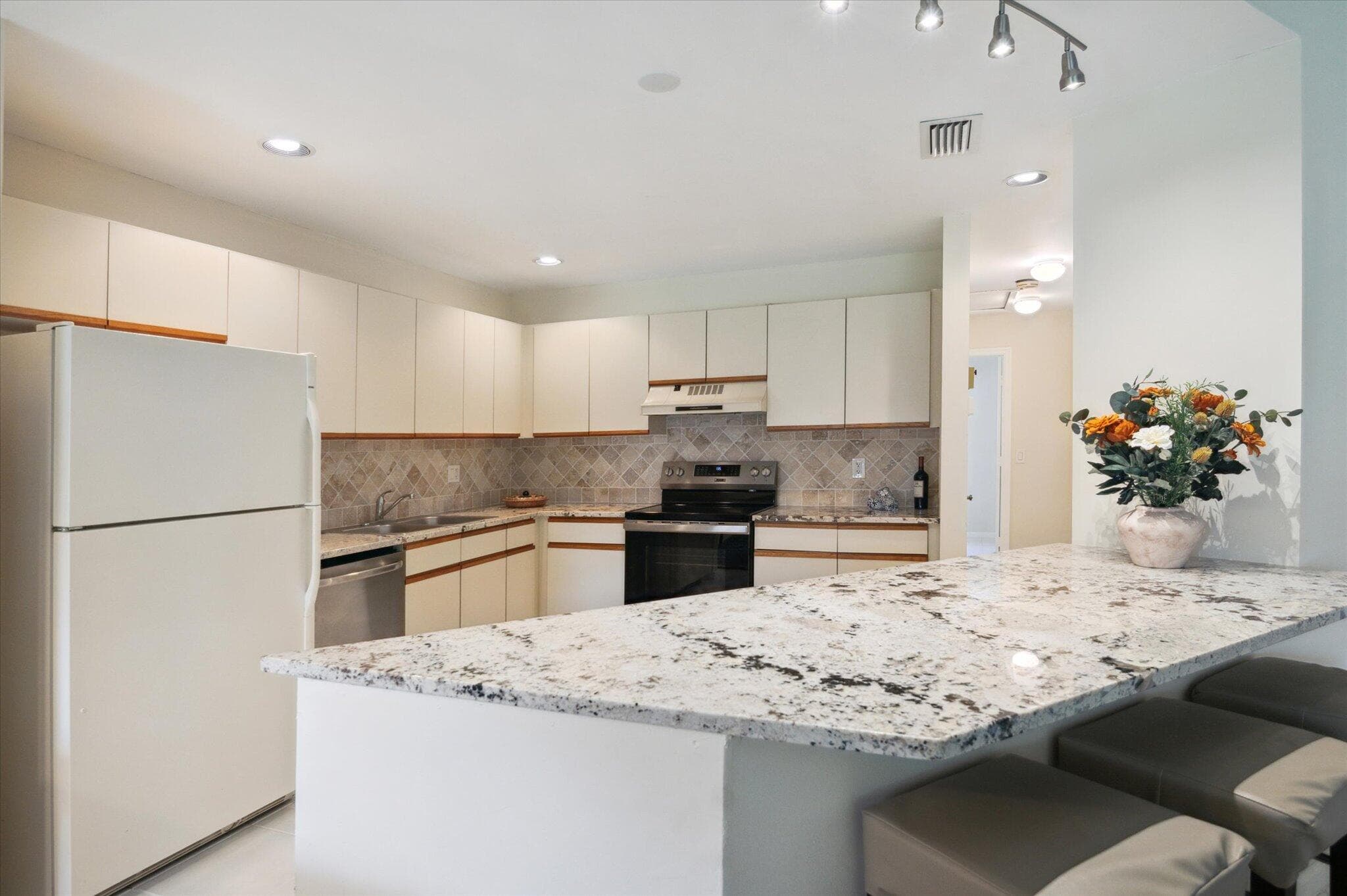 5750 Coach House Circle G, Boca Raton, FL 33486 — photo 8 of 19