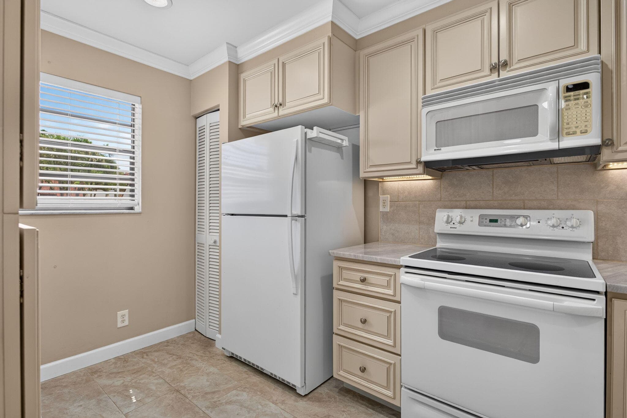 353 NW 36th Avenue, Deerfield Beach, FL 33442 — photo 5 of 26