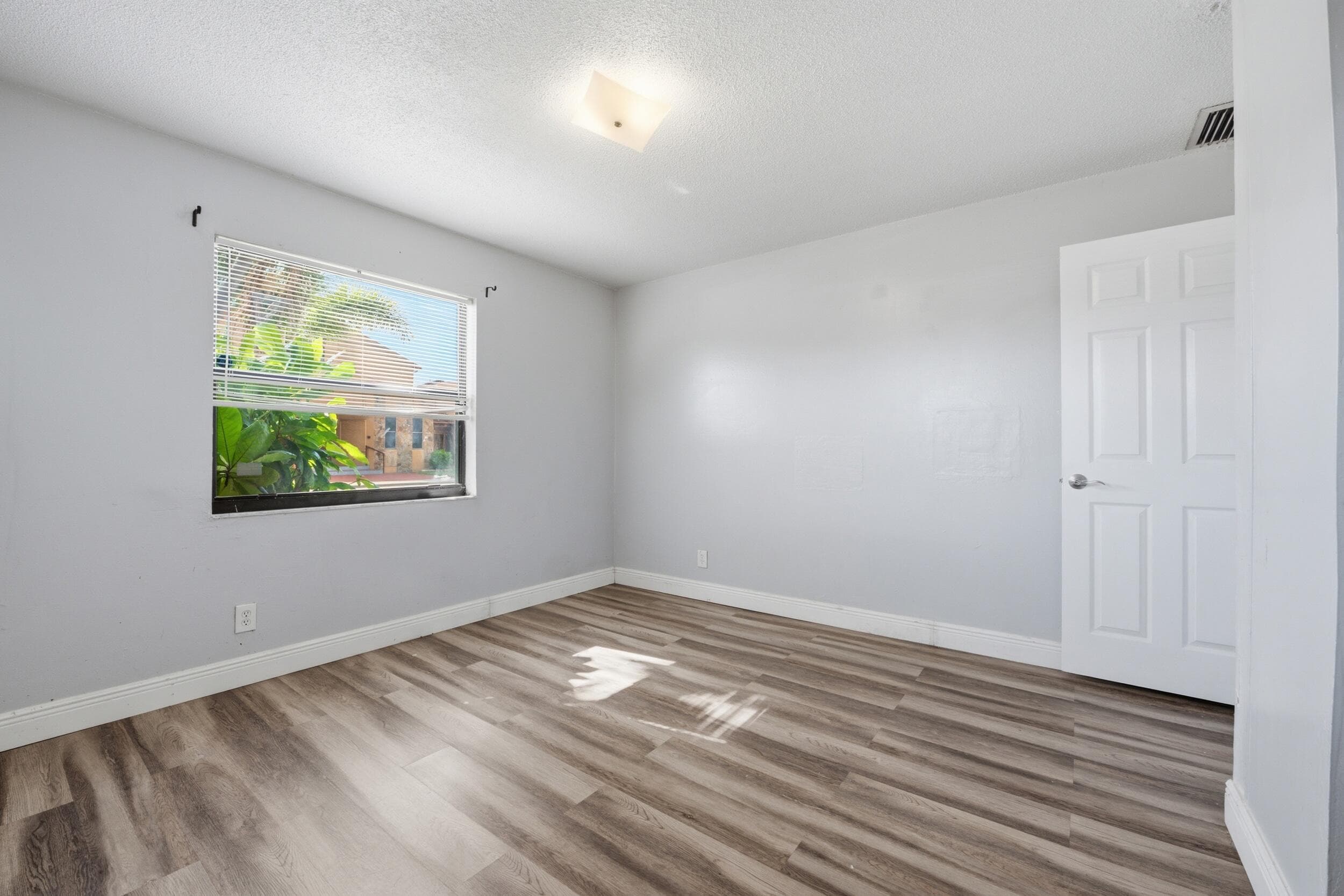 2001 A E Isaacs Avenue 2007, West Palm Beach, FL 33407 — photo 15 of 26