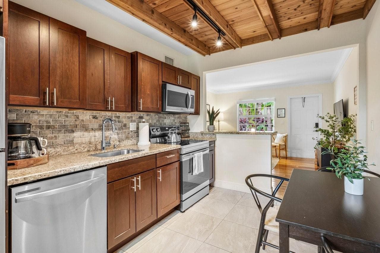 615 & 617 NE 9th Avenue, Fort Lauderdale, FL 33304 — photo 11 of 91