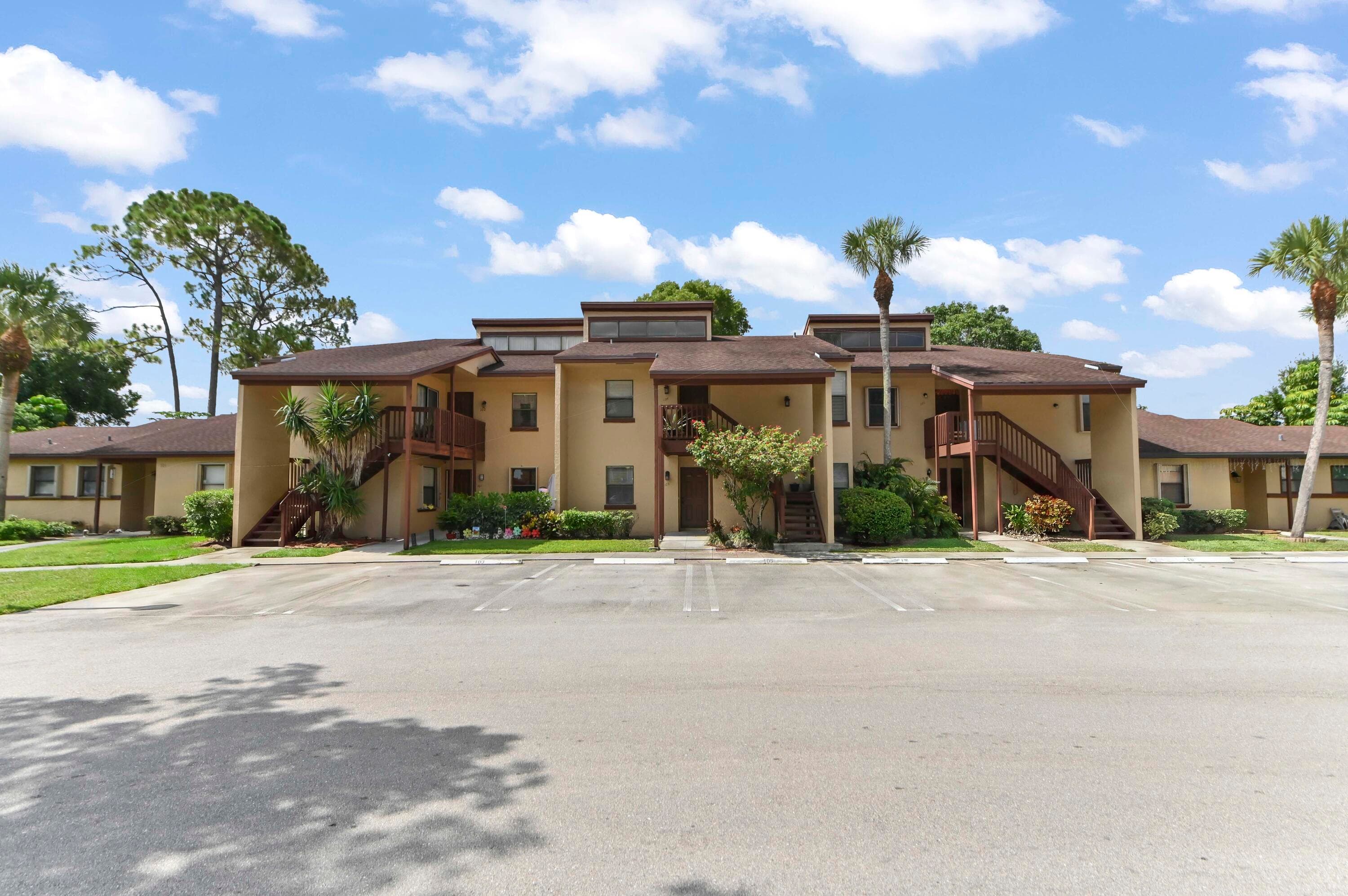 105 Lakeview Drive E, Royal Palm Beach, FL 33411 — photo
