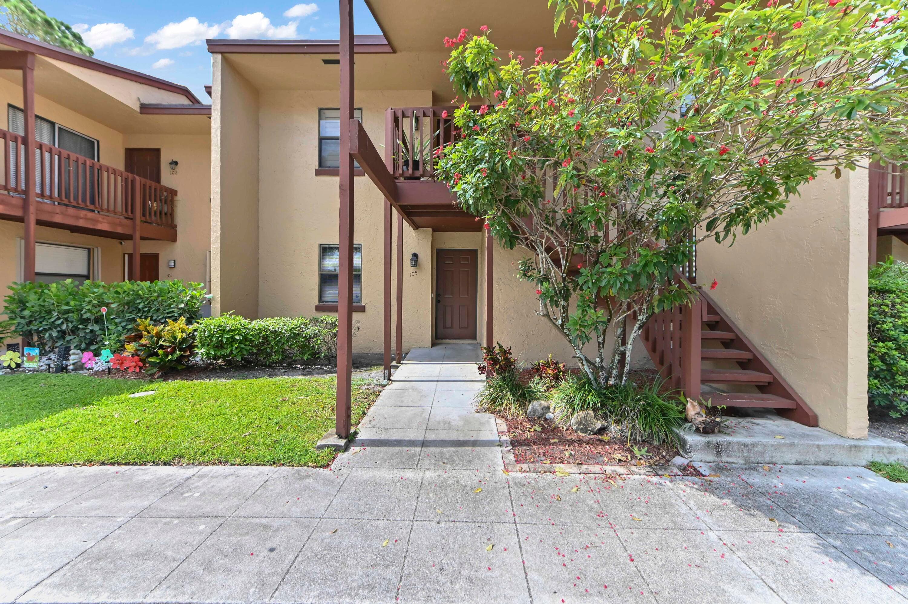 105 Lakeview Drive E, Royal Palm Beach, FL 33411 — photo 2 of 30