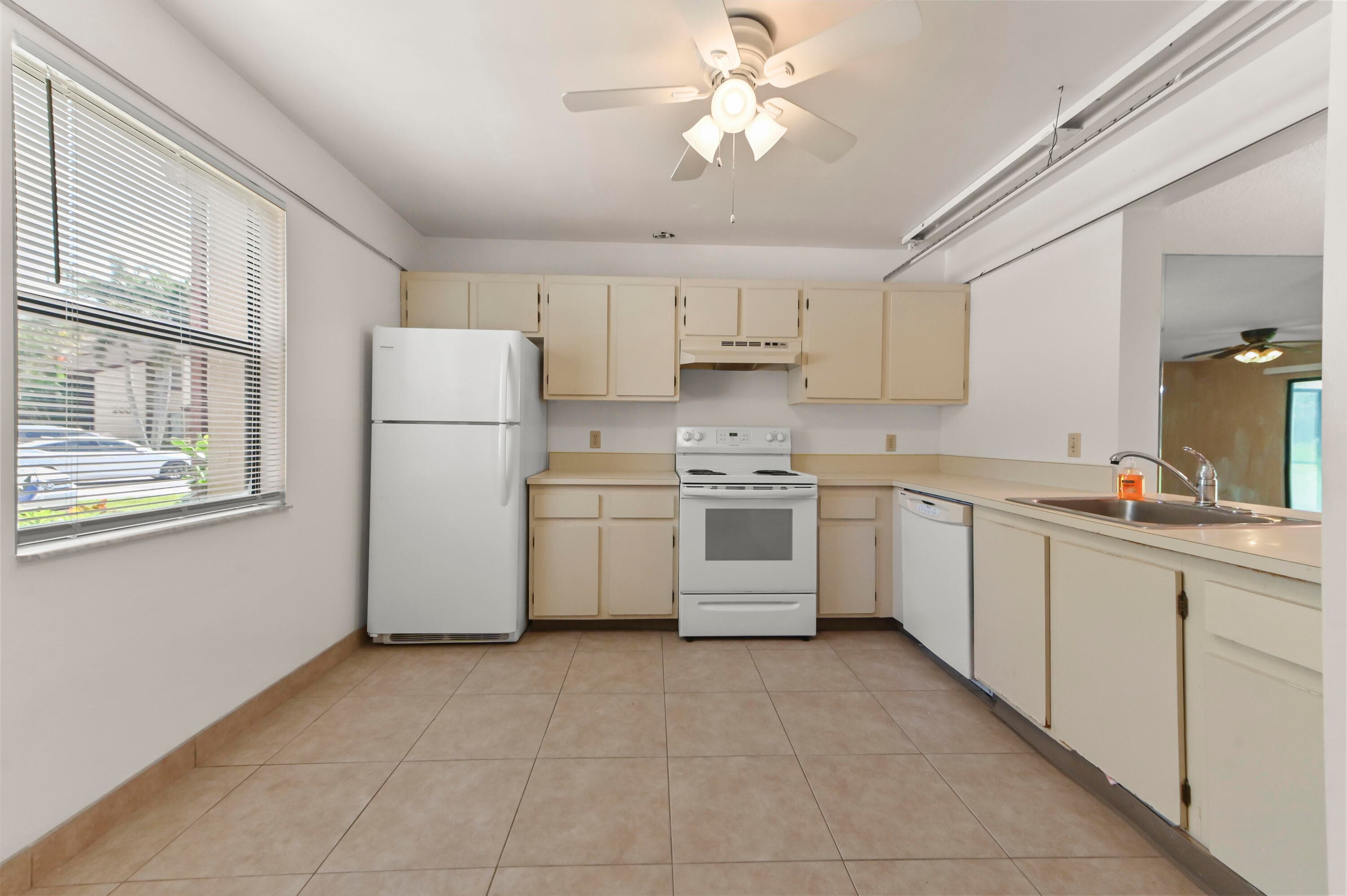 105 Lakeview Drive E, Royal Palm Beach, FL 33411 — photo 5 of 30