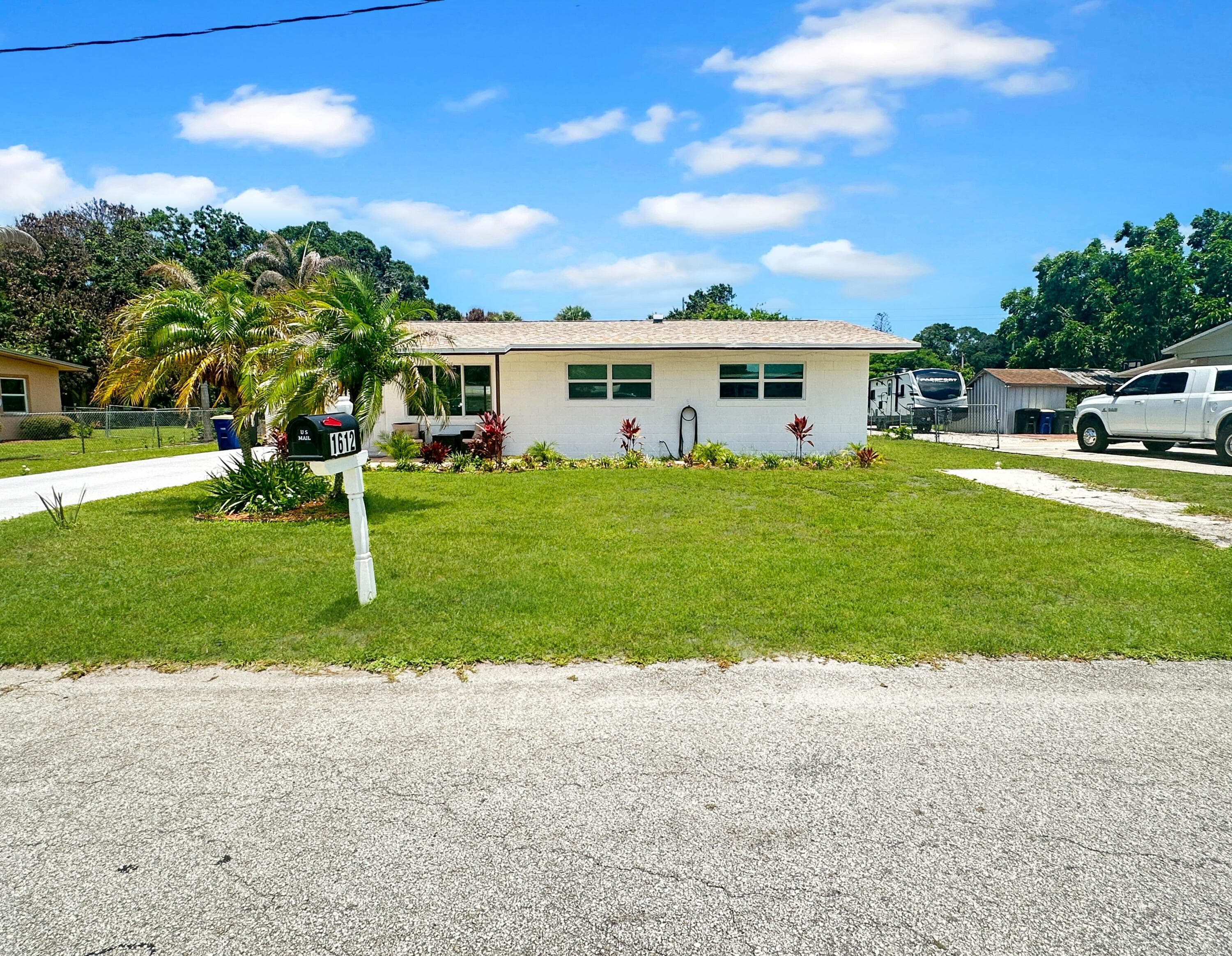 1612 S 28th Street, Fort Pierce, FL 34947 — photo 4 of 32