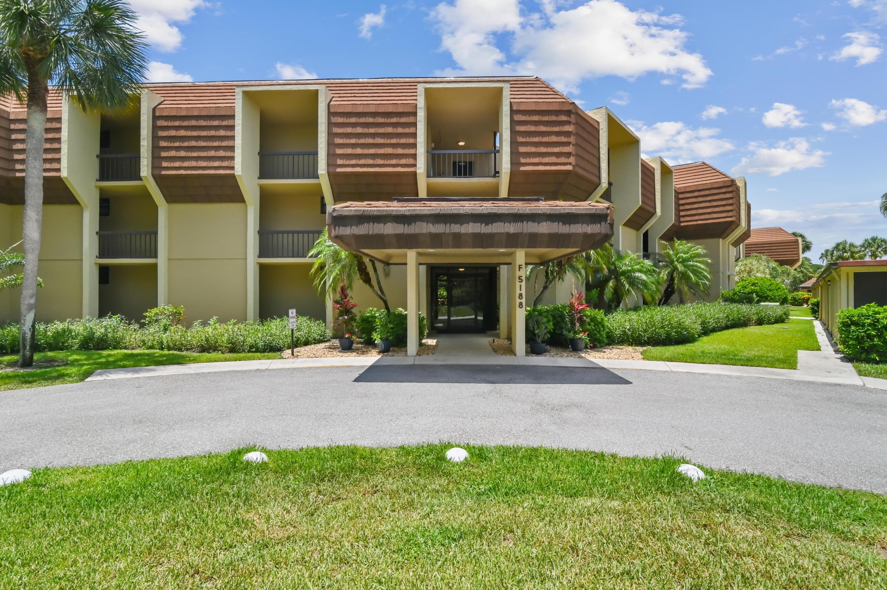 5188 Woodland Lakes Drive 332, Palm Beach Gardens, FL 33418 — photo 2 of 21