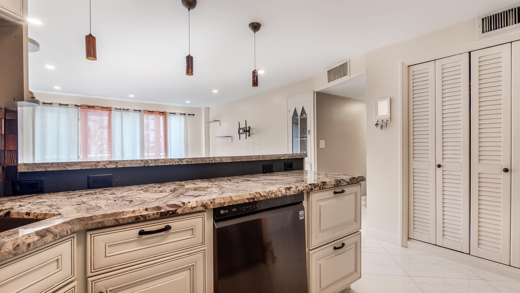 133 N Pompano Beach Boulevard 204, Pompano Beach, FL 33062 — photo 5 of 37