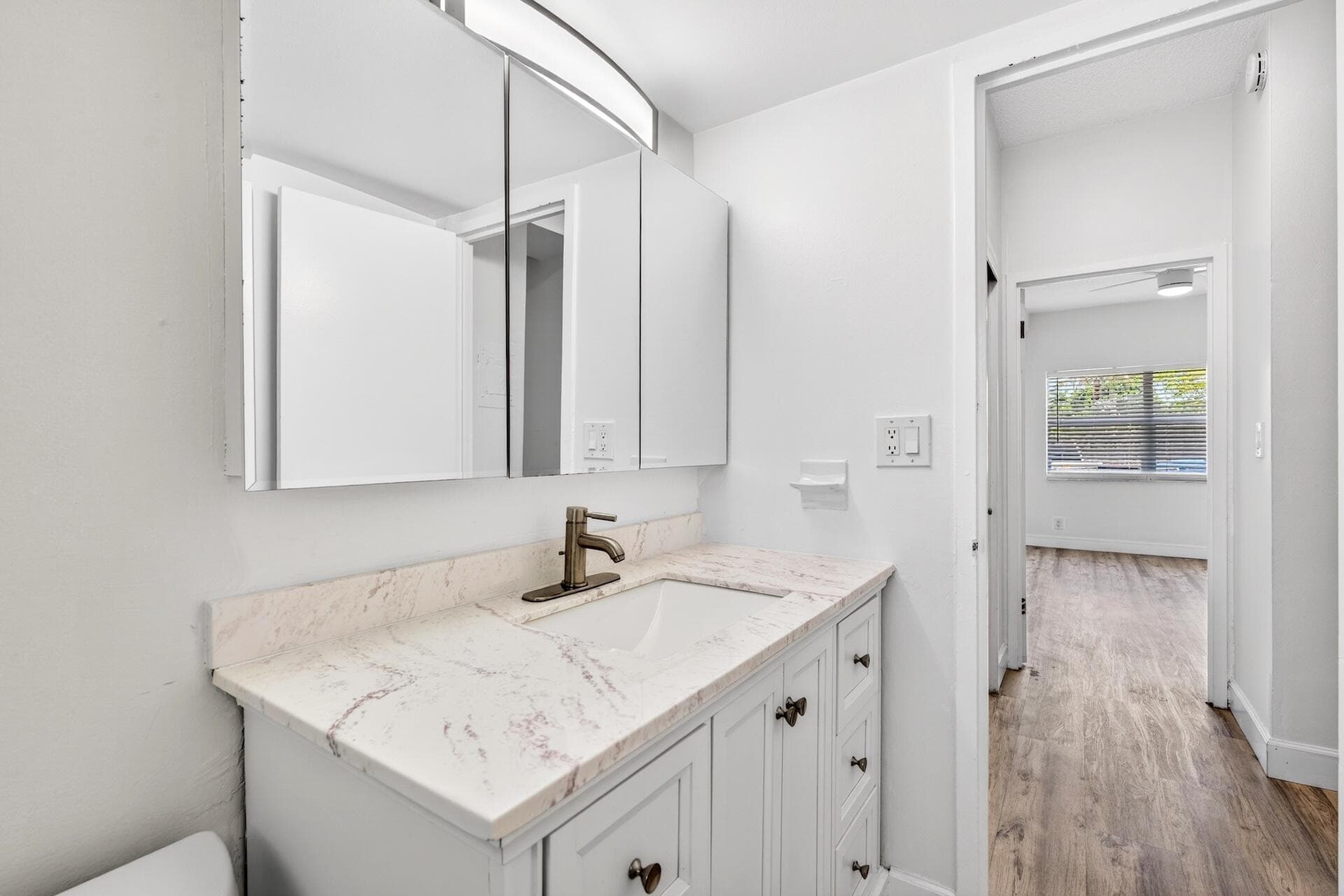 2555 NE 11th Street 104, Fort Lauderdale, FL 33304 — photo 13 of 30