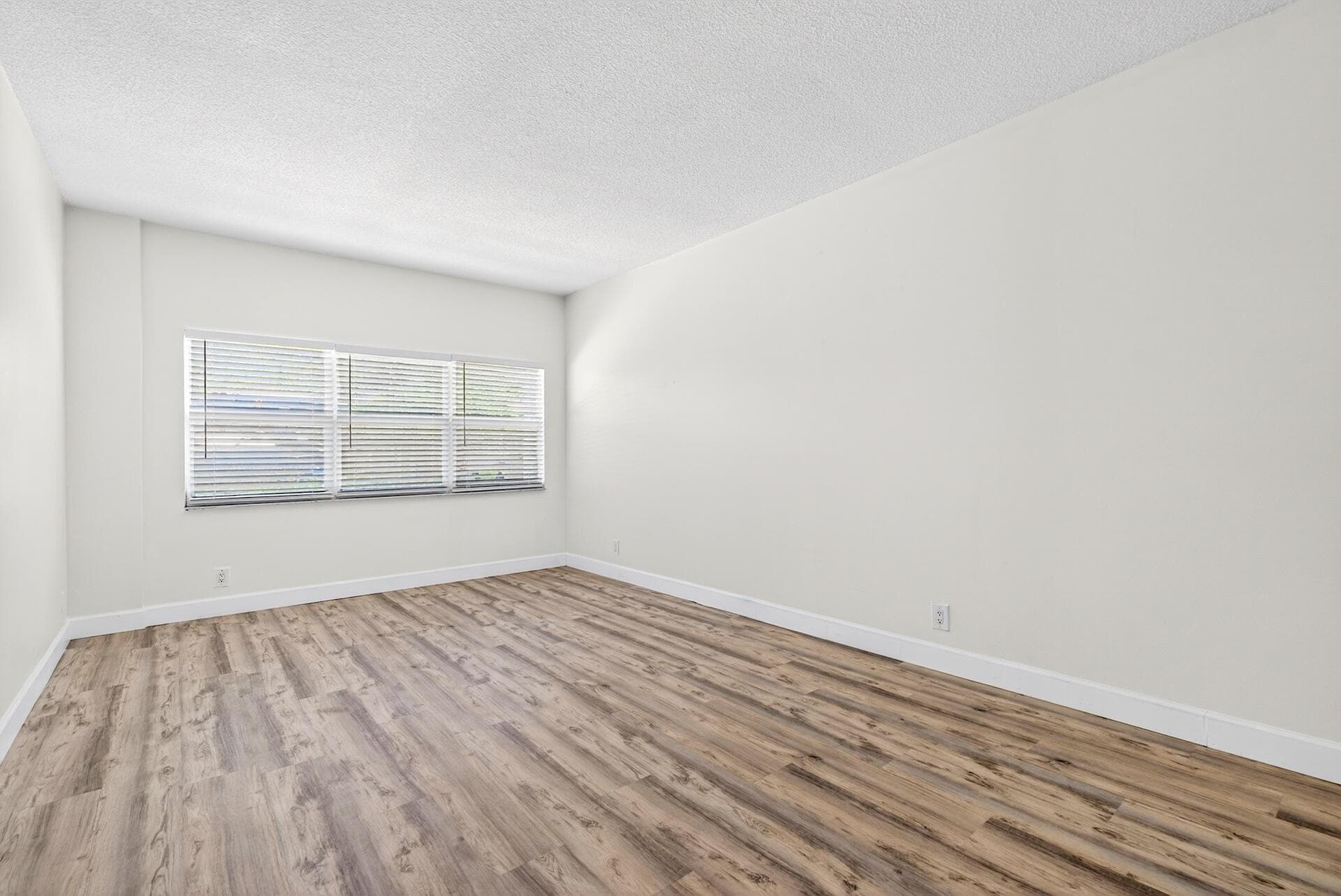 2555 NE 11th Street 104, Fort Lauderdale, FL 33304 — photo 18 of 30