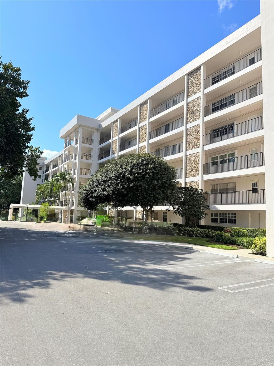 2801 N Palm Aire Drive 604, Pompano Beach, FL 33069 — photo 1 of 27