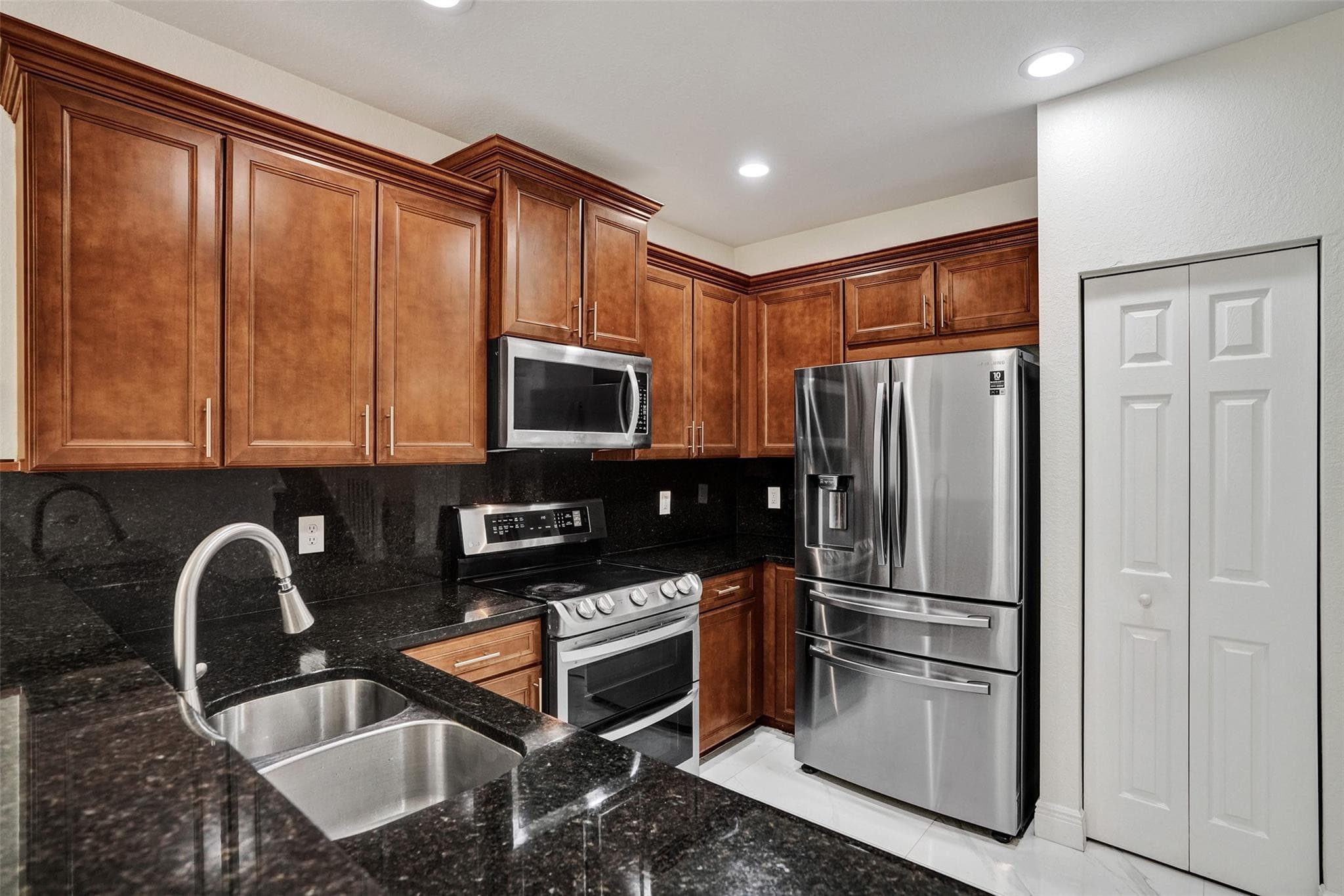 8768 NW 98th Avenue 8768, Doral, FL 33178 — photo 10 of 40