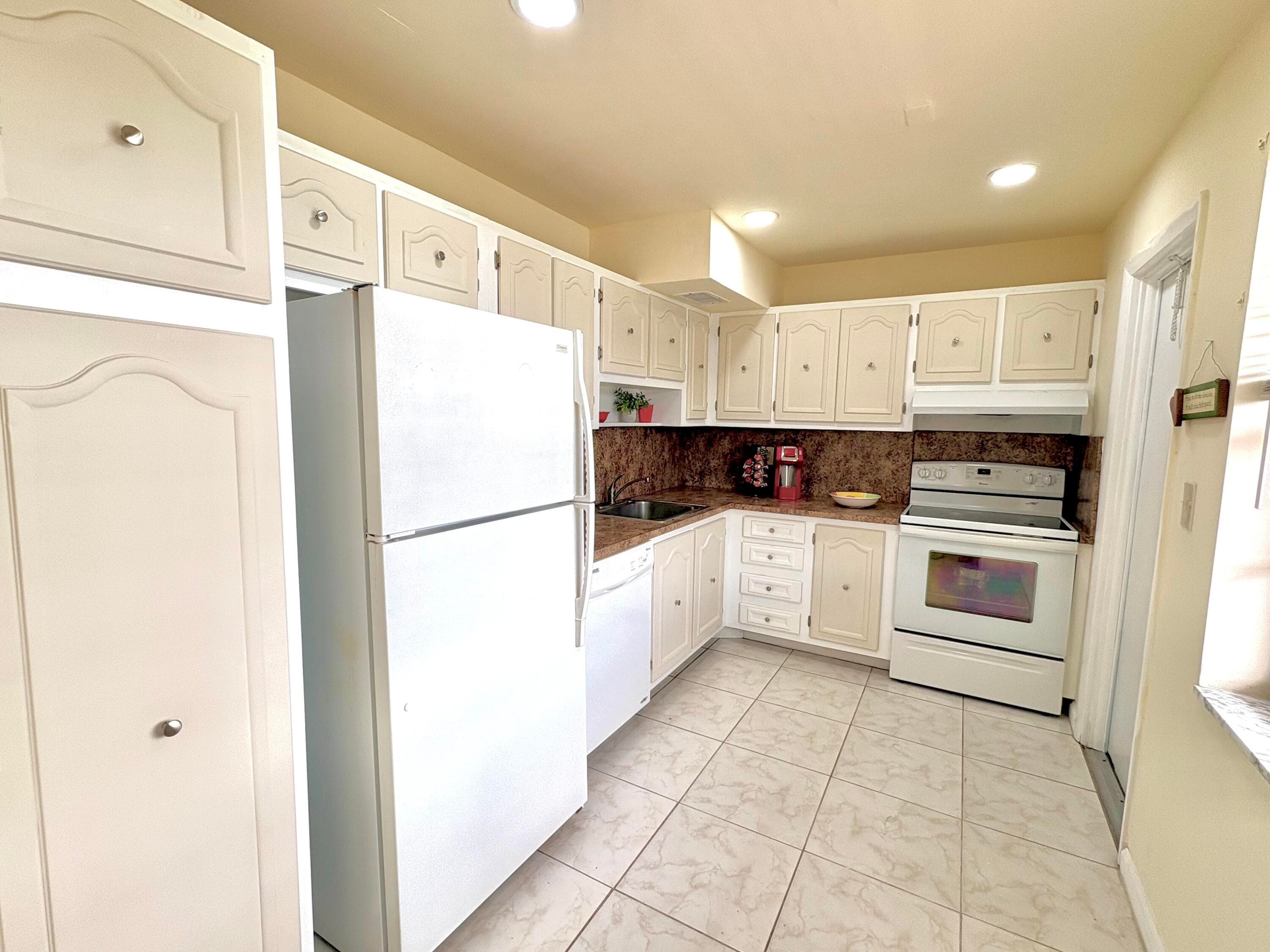 4140 NW 44th Avenue 411, Lauderdale Lakes, FL 33319 — photo 4 of 31