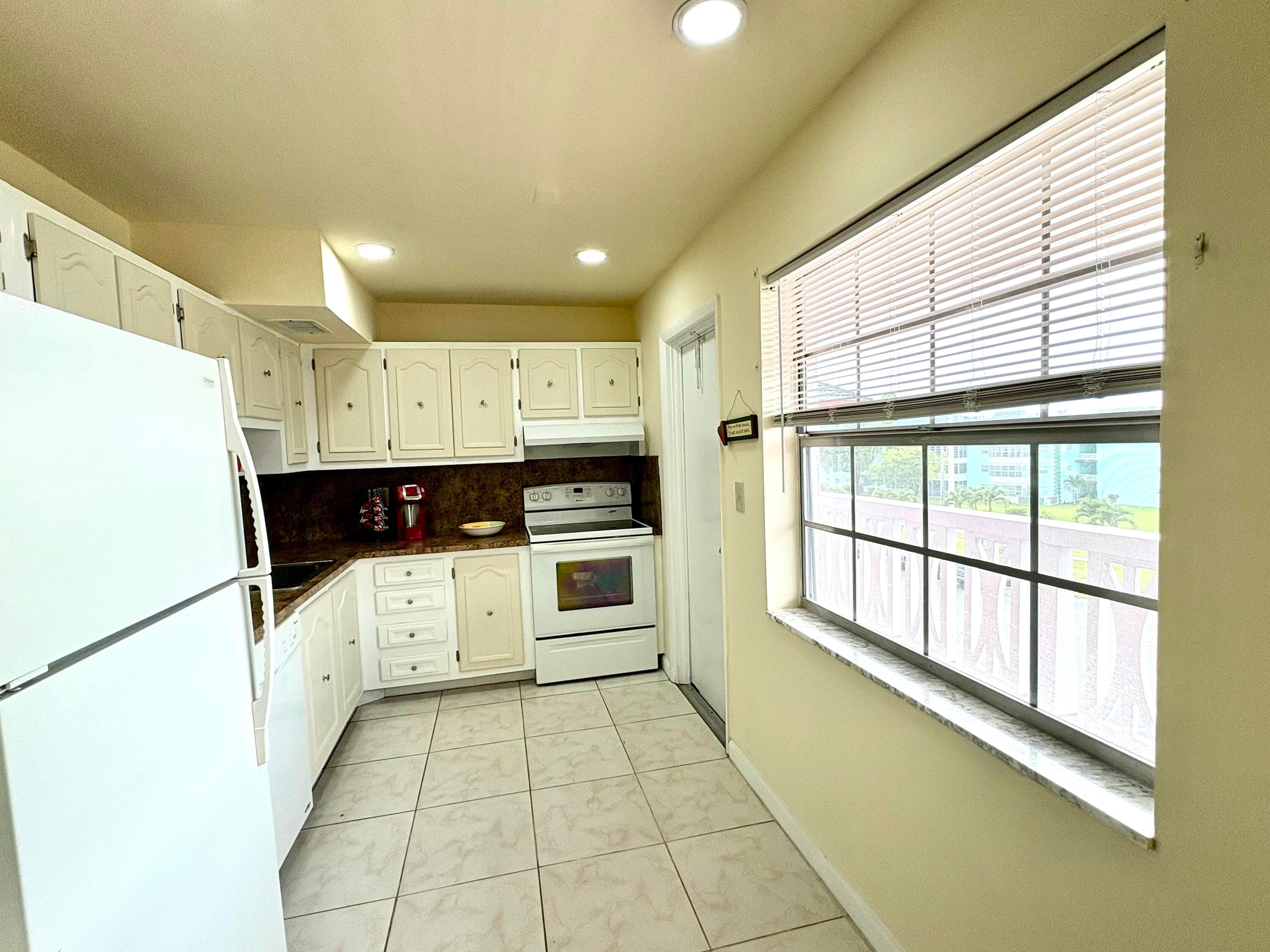 4140 NW 44th Avenue 411, Lauderdale Lakes, FL 33319 — photo 5 of 31