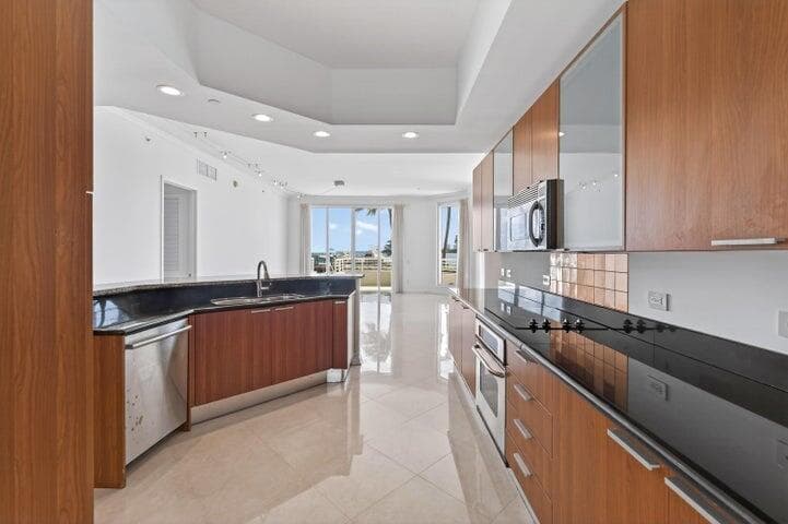 2650 Lake Shore Drive 106, Riviera Beach, FL 33404 — photo 9 of 53