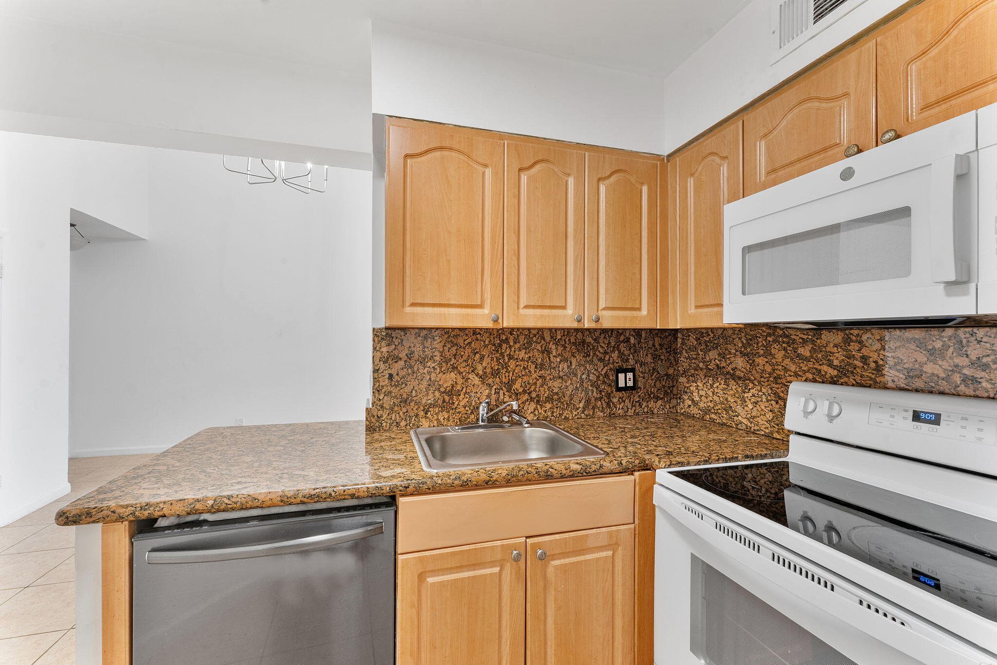212 Lake Pointe Drive 302, Oakland Park, FL 33309 — photo 11 of 31