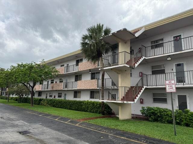 6005 Del Lago Circle, Sunrise, FL 33313 — photo