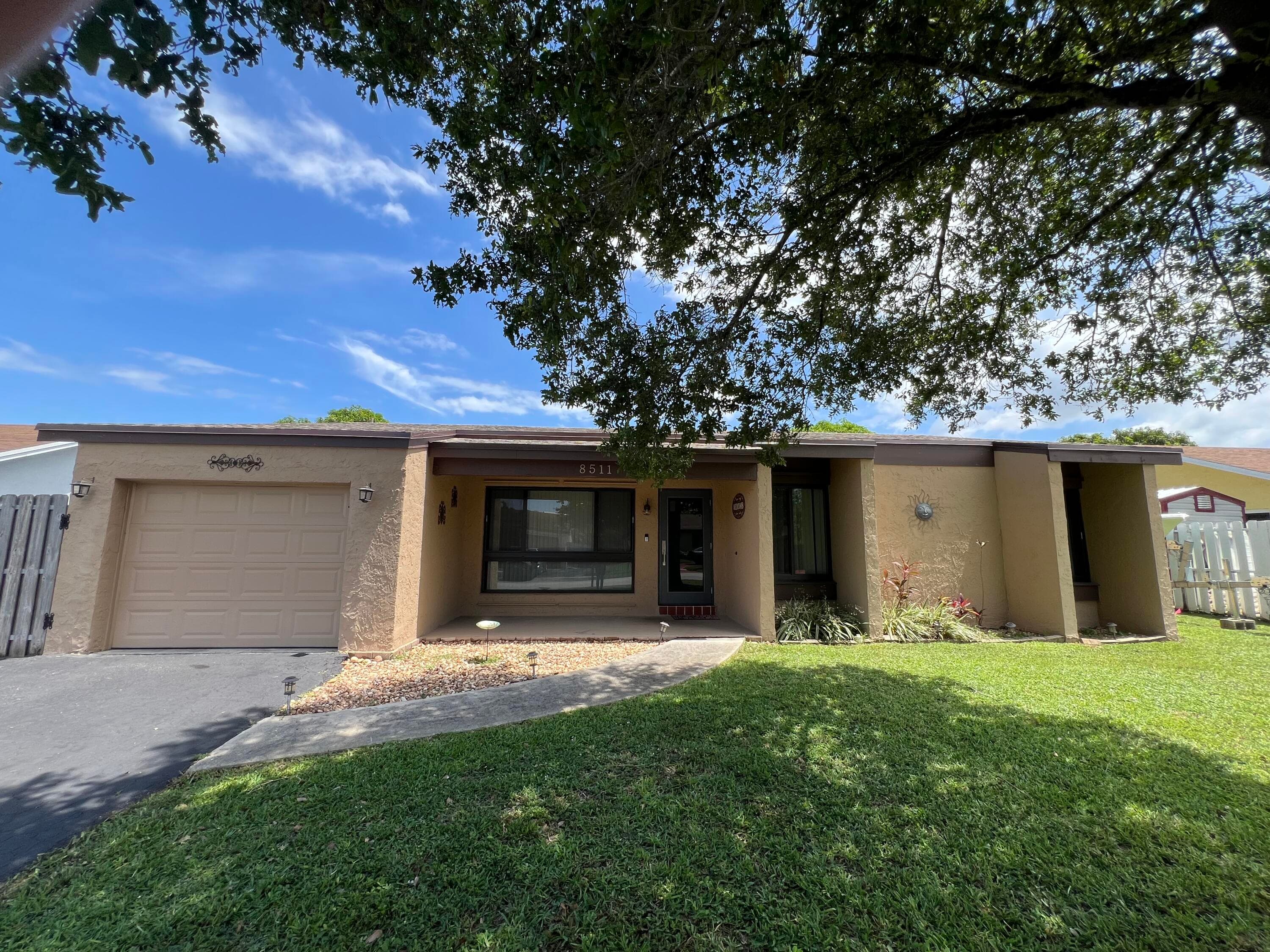 8511 NW 8th Street, Pembroke Pines, FL 33024 — photo 4 of 31