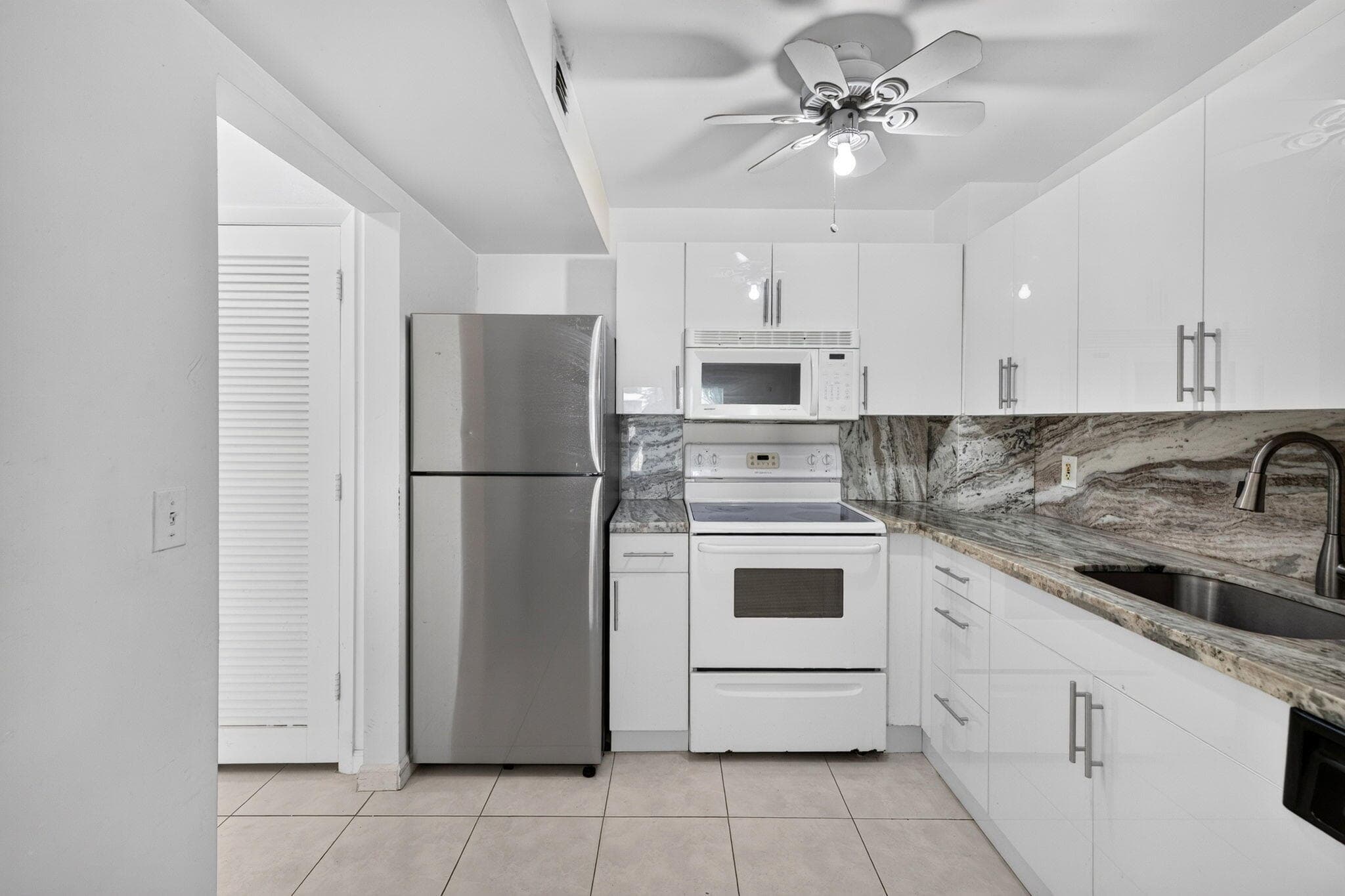 660 Tennis Club Drive 303, Fort Lauderdale, FL 33311 — photo 4 of 30